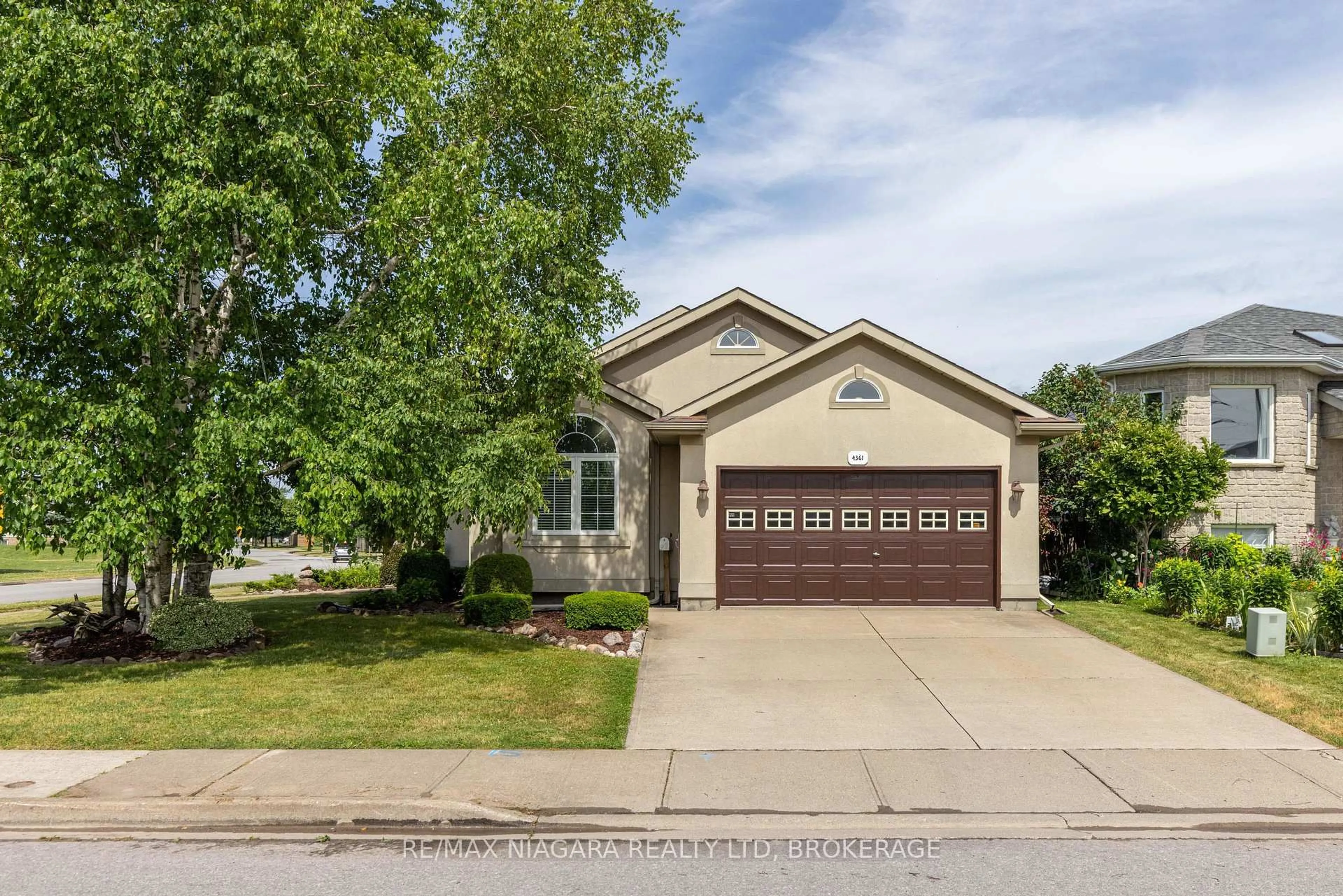 Home with vinyl exterior material, street for 4361 Kevin Dr, Niagara Falls Ontario L2H 3B5