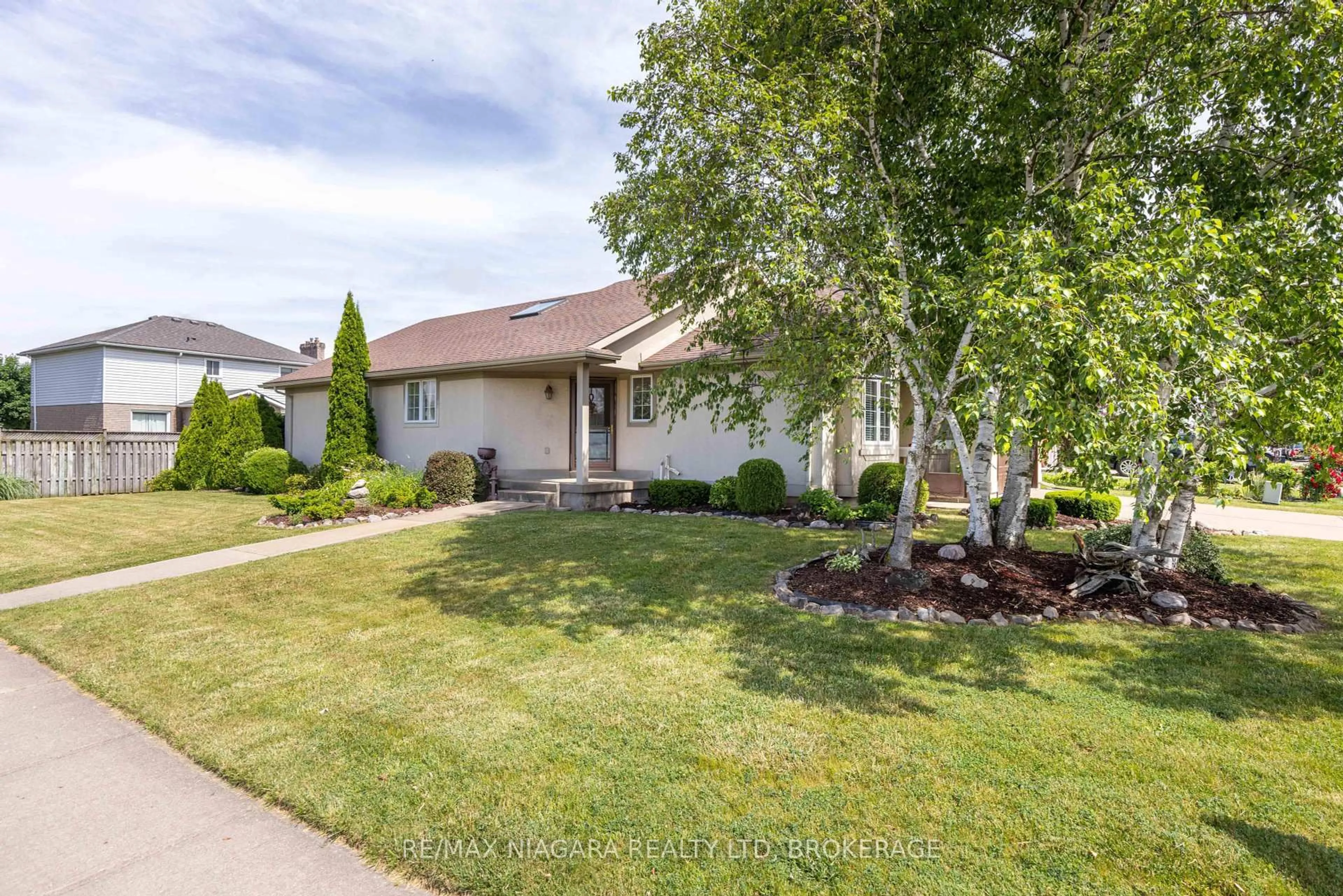 Home with vinyl exterior material, street for 4361 Kevin Dr, Niagara Falls Ontario L2H 3B5