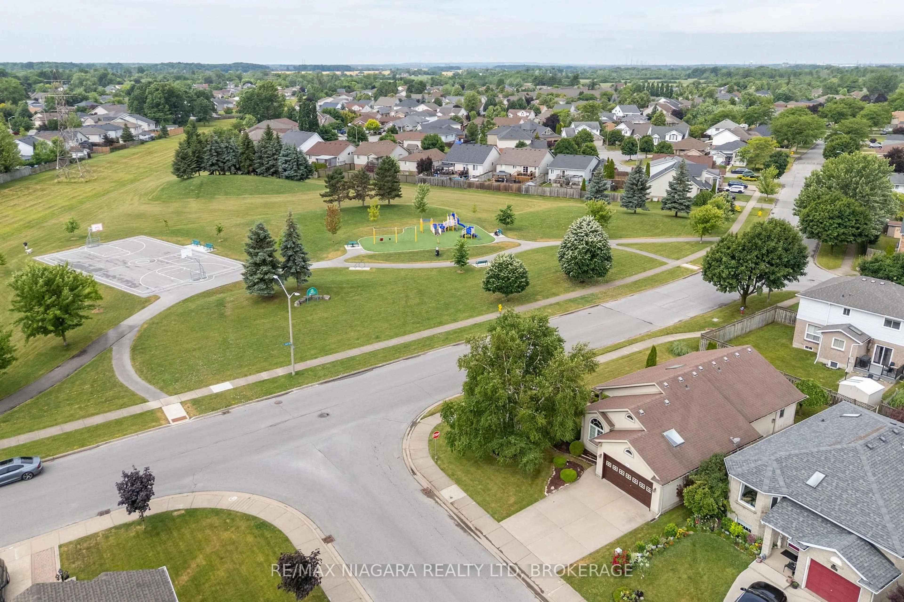 A pic from outside/outdoor area/front of a property/back of a property/a pic from drone, unknown for 4361 Kevin Dr, Niagara Falls Ontario L2H 3B5