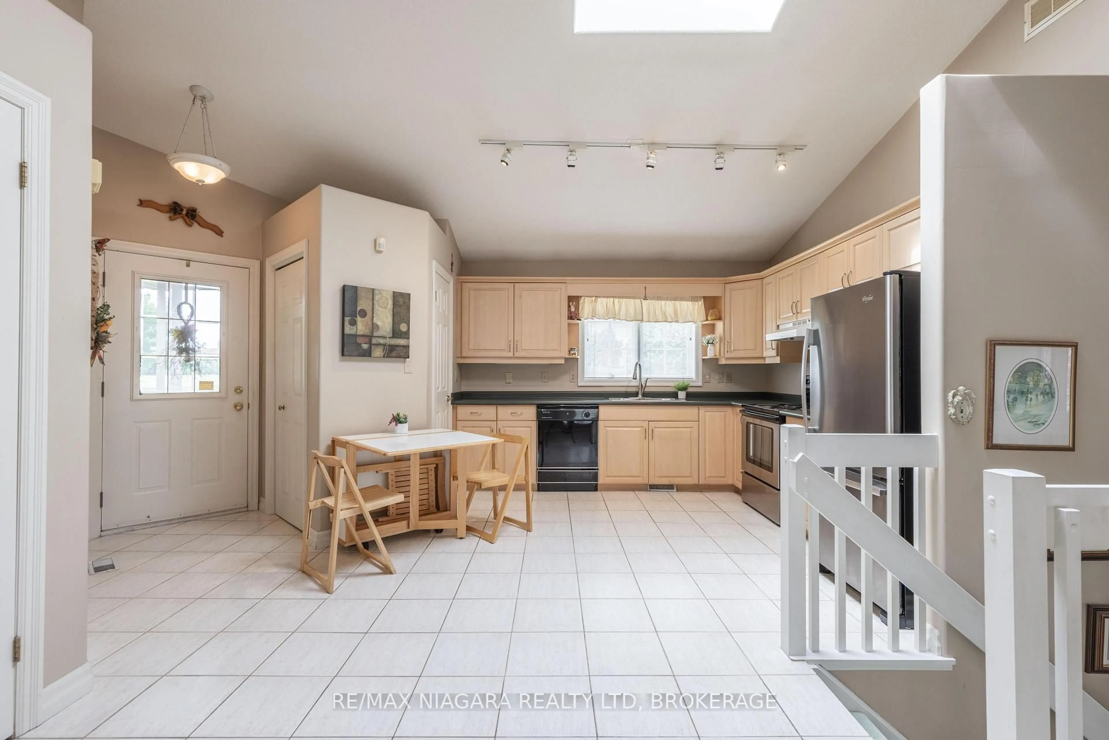 Open concept kitchen, ceramic/tile floor for 4361 Kevin Dr, Niagara Falls Ontario L2H 3B5