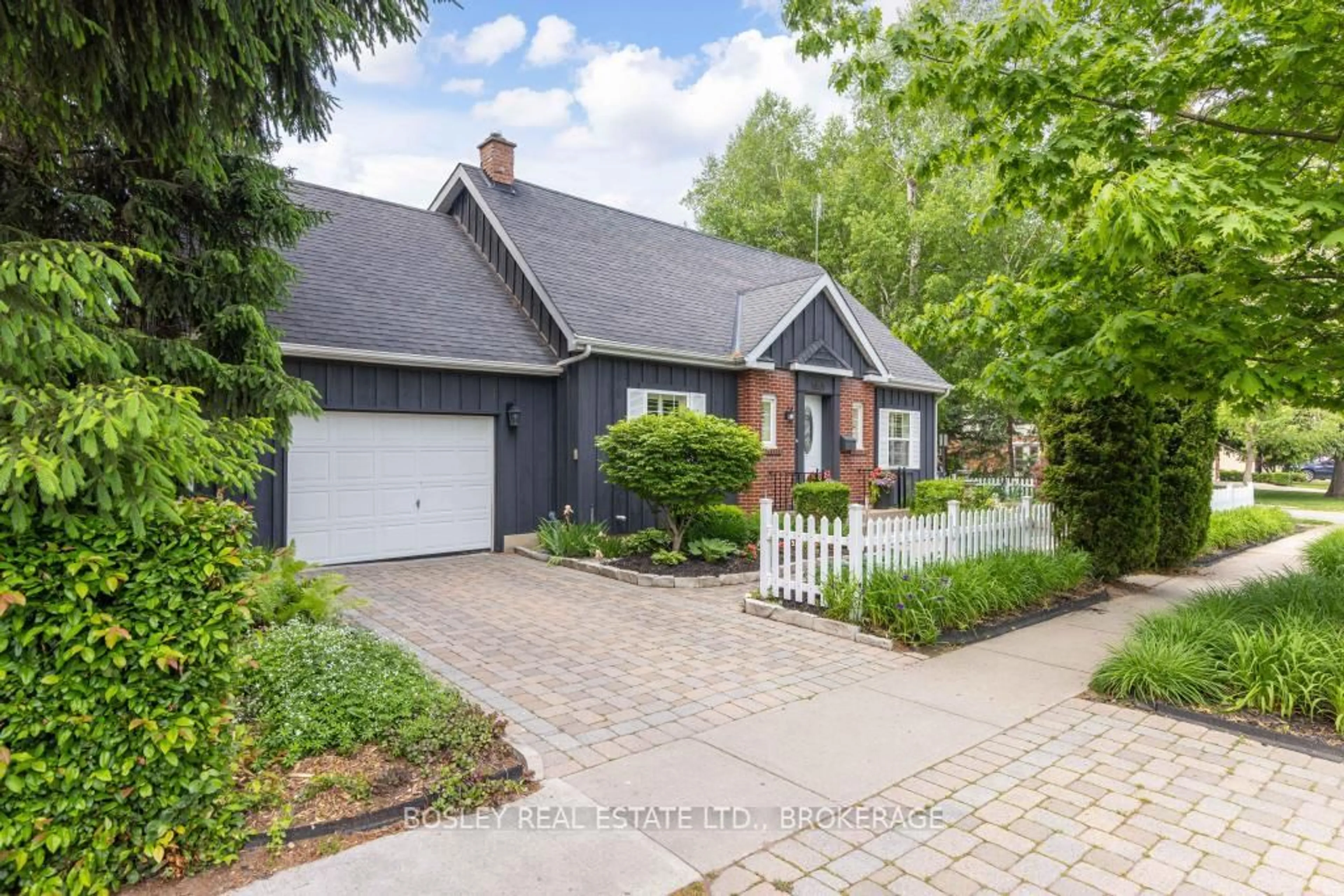 Home with brick exterior material, street for 62 Dalhousie Ave, St. Catharines Ontario L2N 4W9
