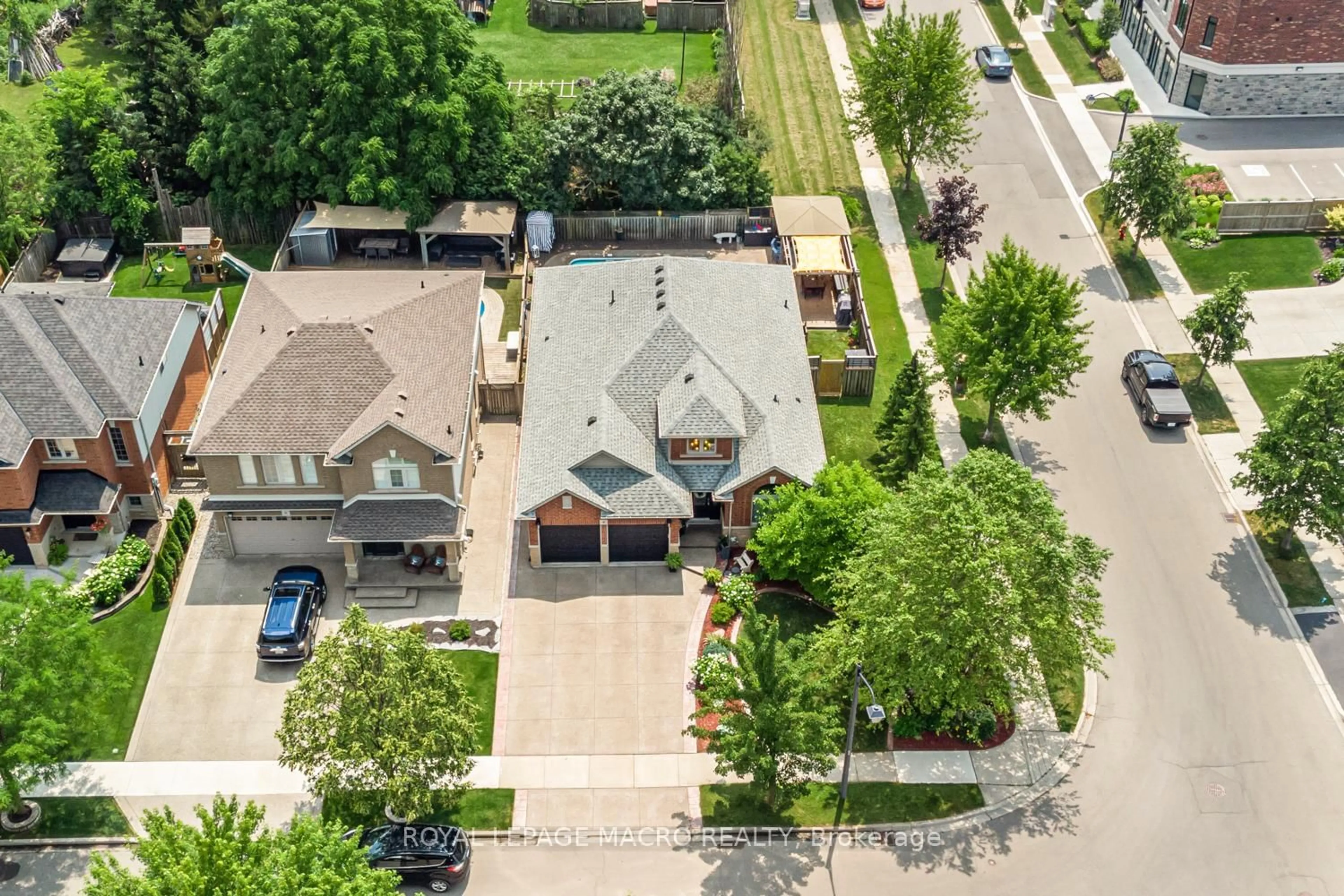 A pic from outside/outdoor area/front of a property/back of a property/a pic from drone, street for 4 Wills Cres, Hamilton Ontario L0R 1C0