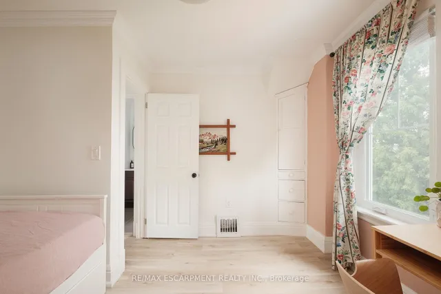 Additional property image - 505 Queensdale Ave