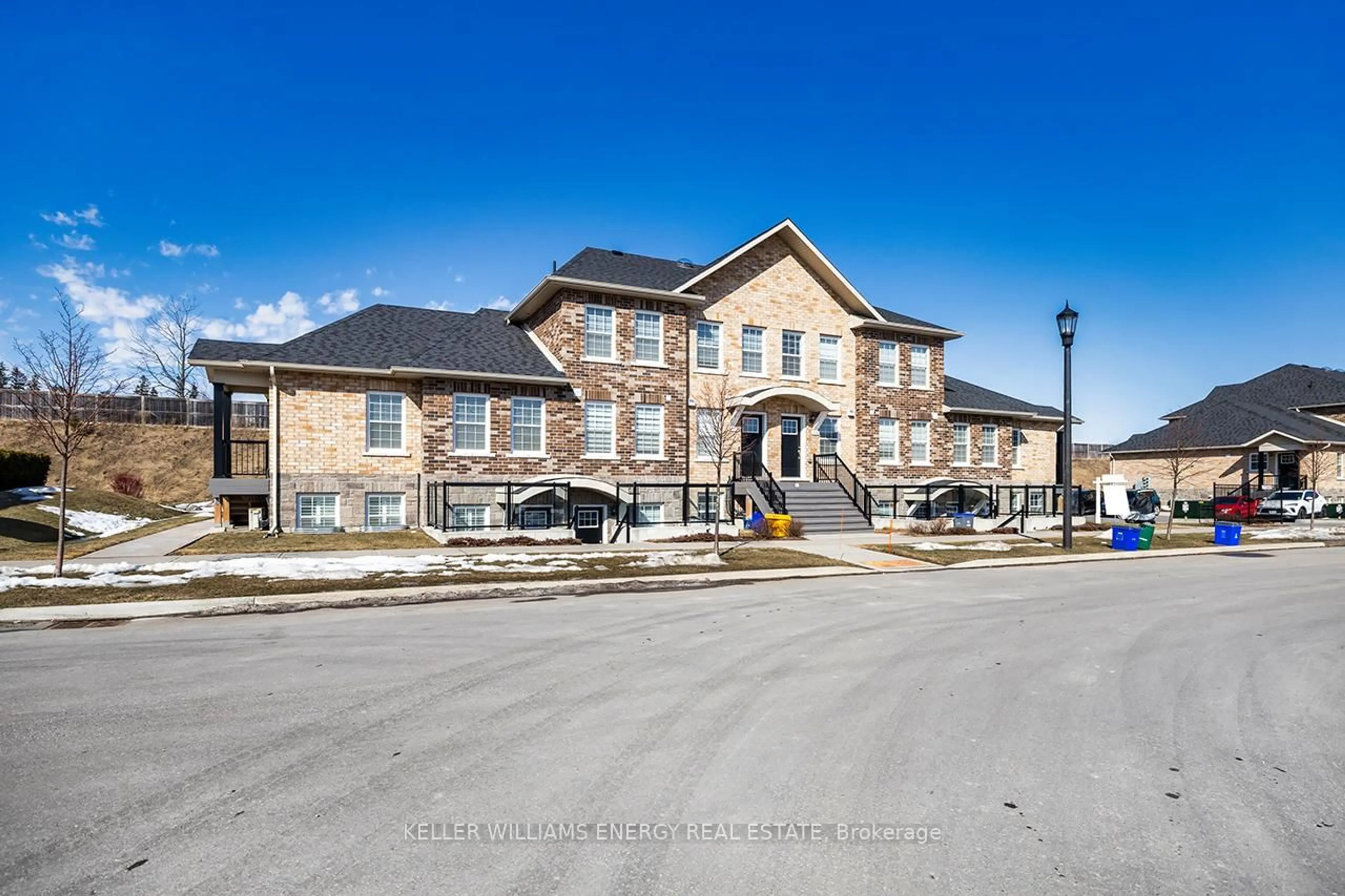 A pic from outside/outdoor area/front of a property/back of a property/a pic from drone, building for 450 Lonsberry Dr #310, Cobourg Ontario K9A 0K4