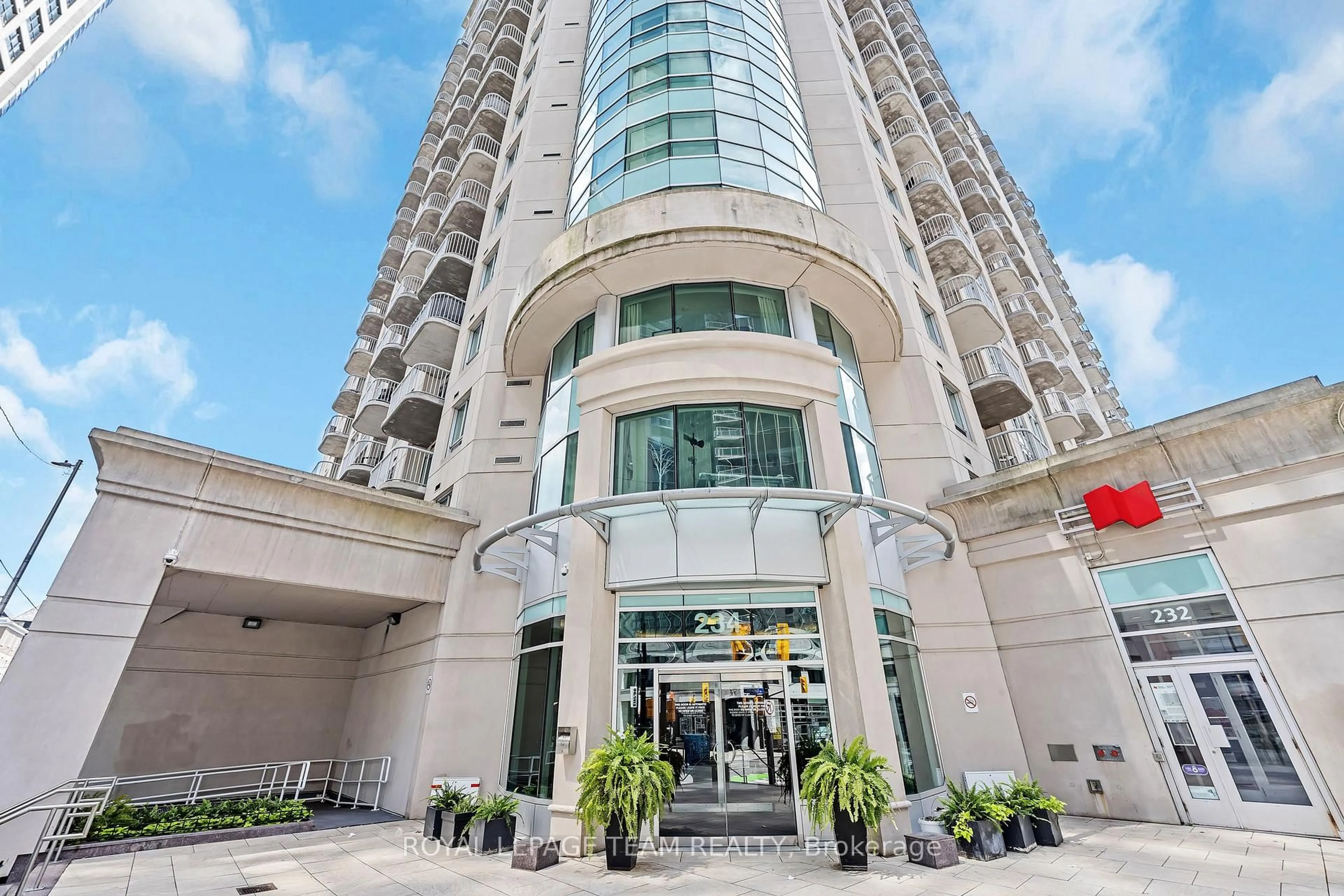 Indoor foyer for 234 Rideau St #1404, Ottawa Ontario K1N 0A9