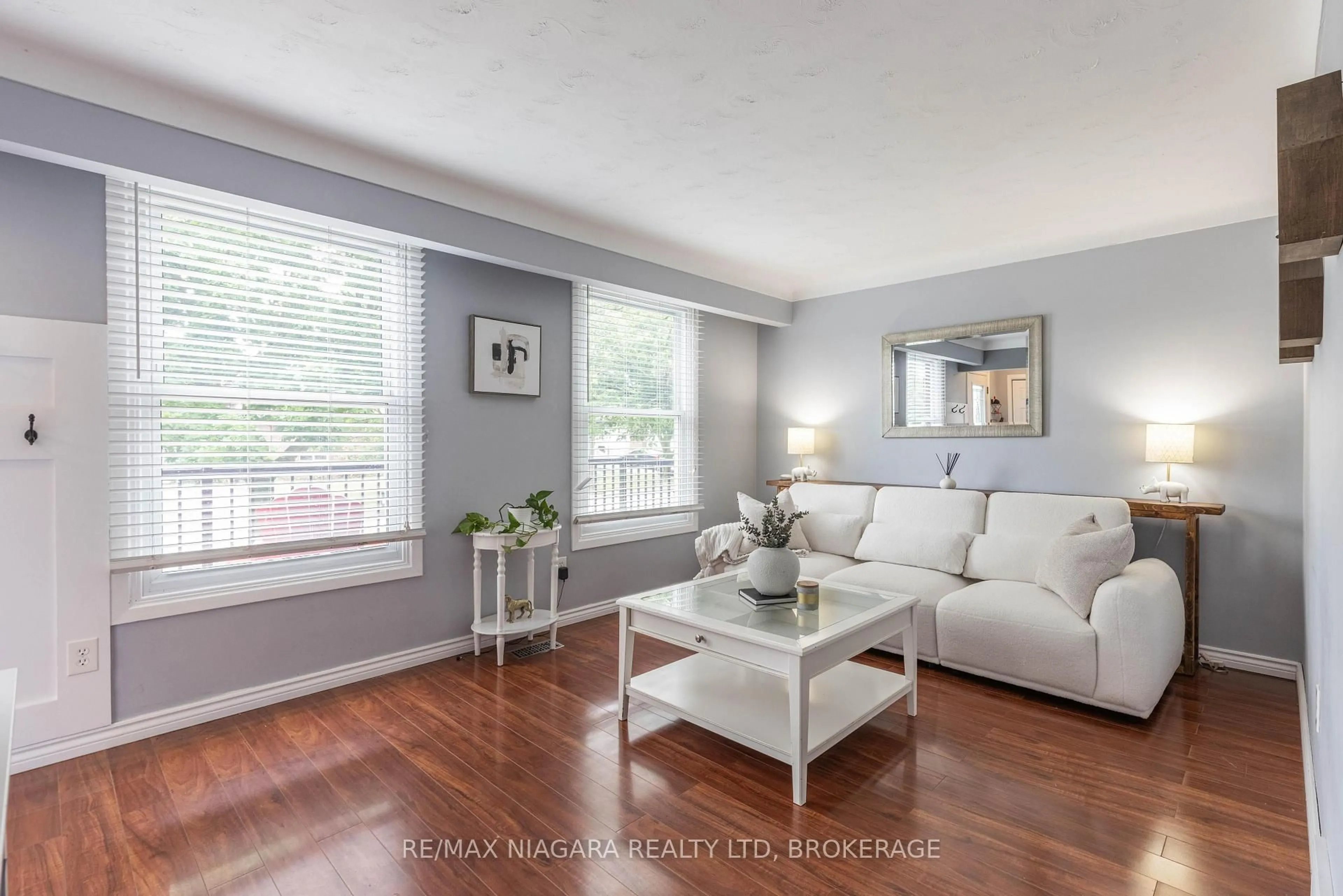 Living room with furniture, unknown for 7012 Venus Cres, Niagara Falls Ontario L2G 7E9