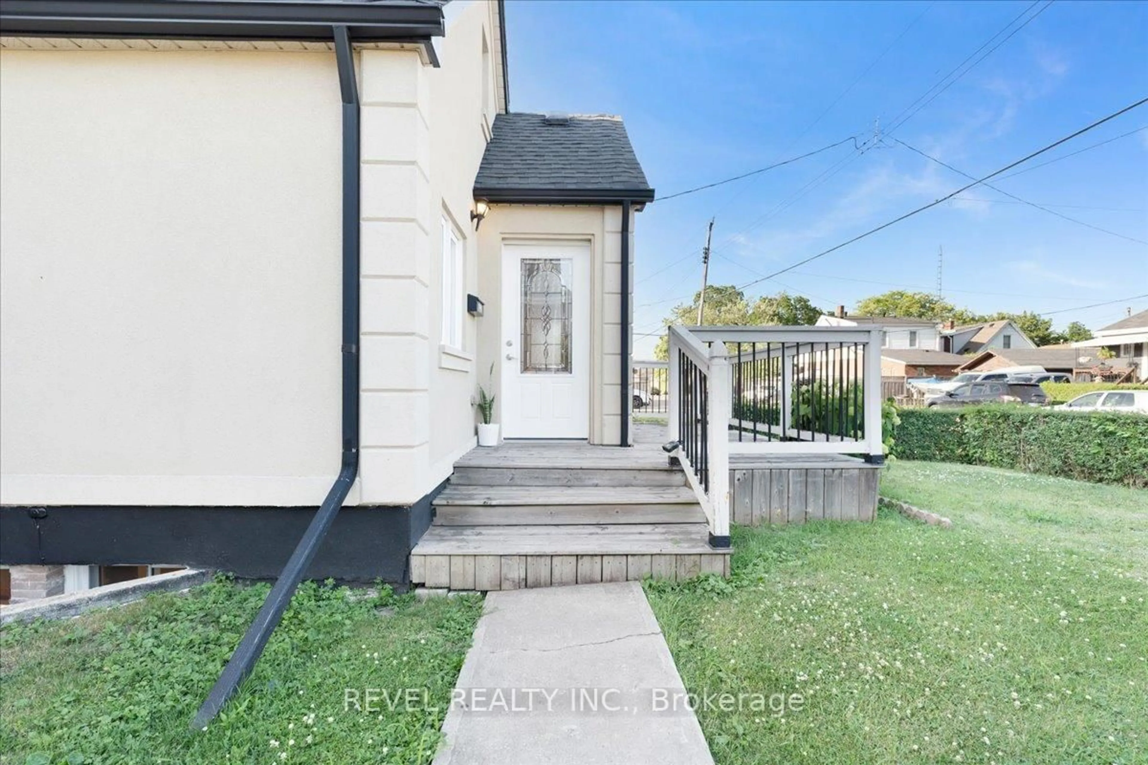 A pic from outside/outdoor area/front of a property/back of a property/a pic from drone, street for 233 Normanhurst Ave, Hamilton Ontario L8H 5N1