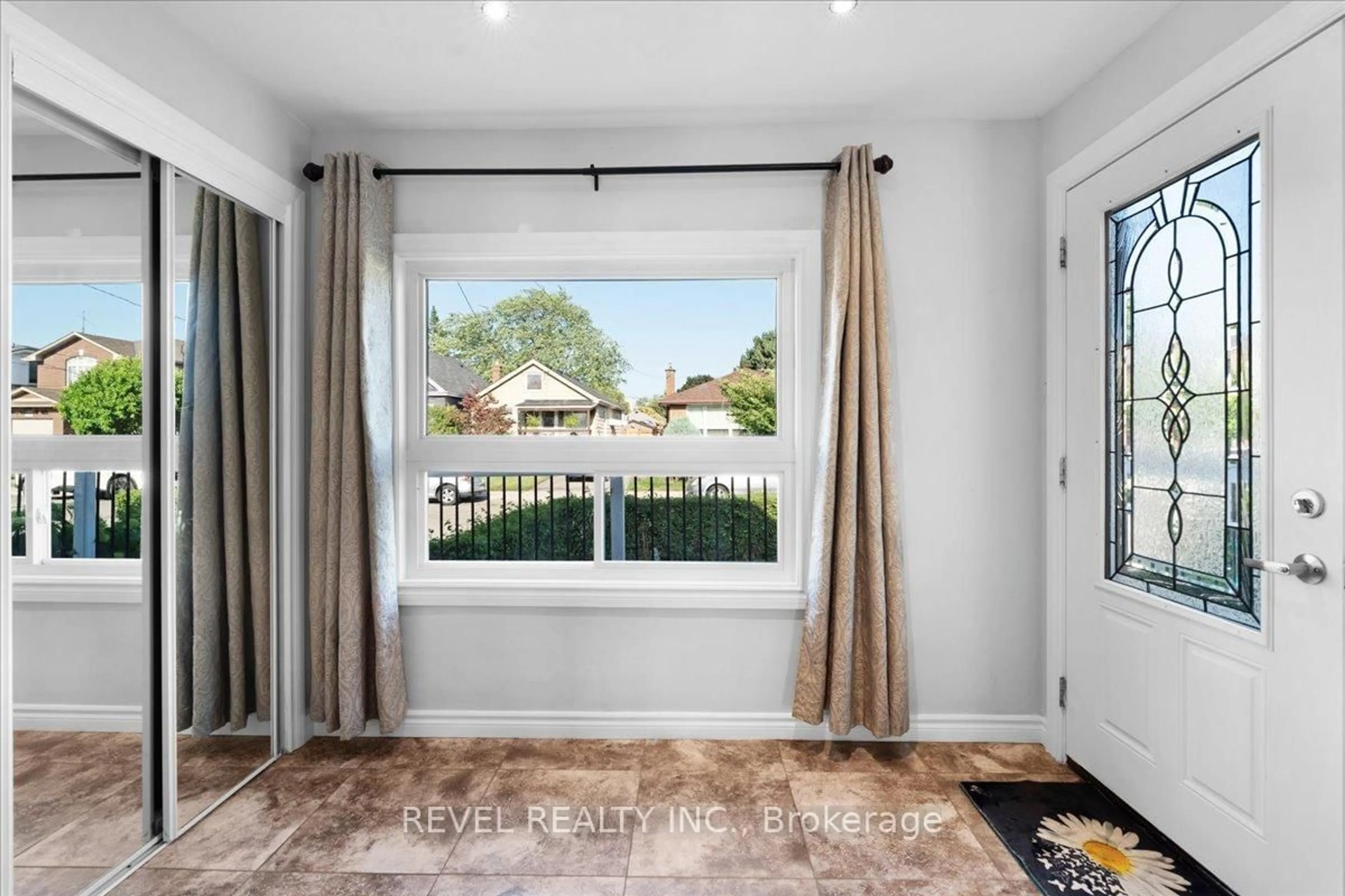 Indoor entryway for 233 Normanhurst Ave, Hamilton Ontario L8H 5N1