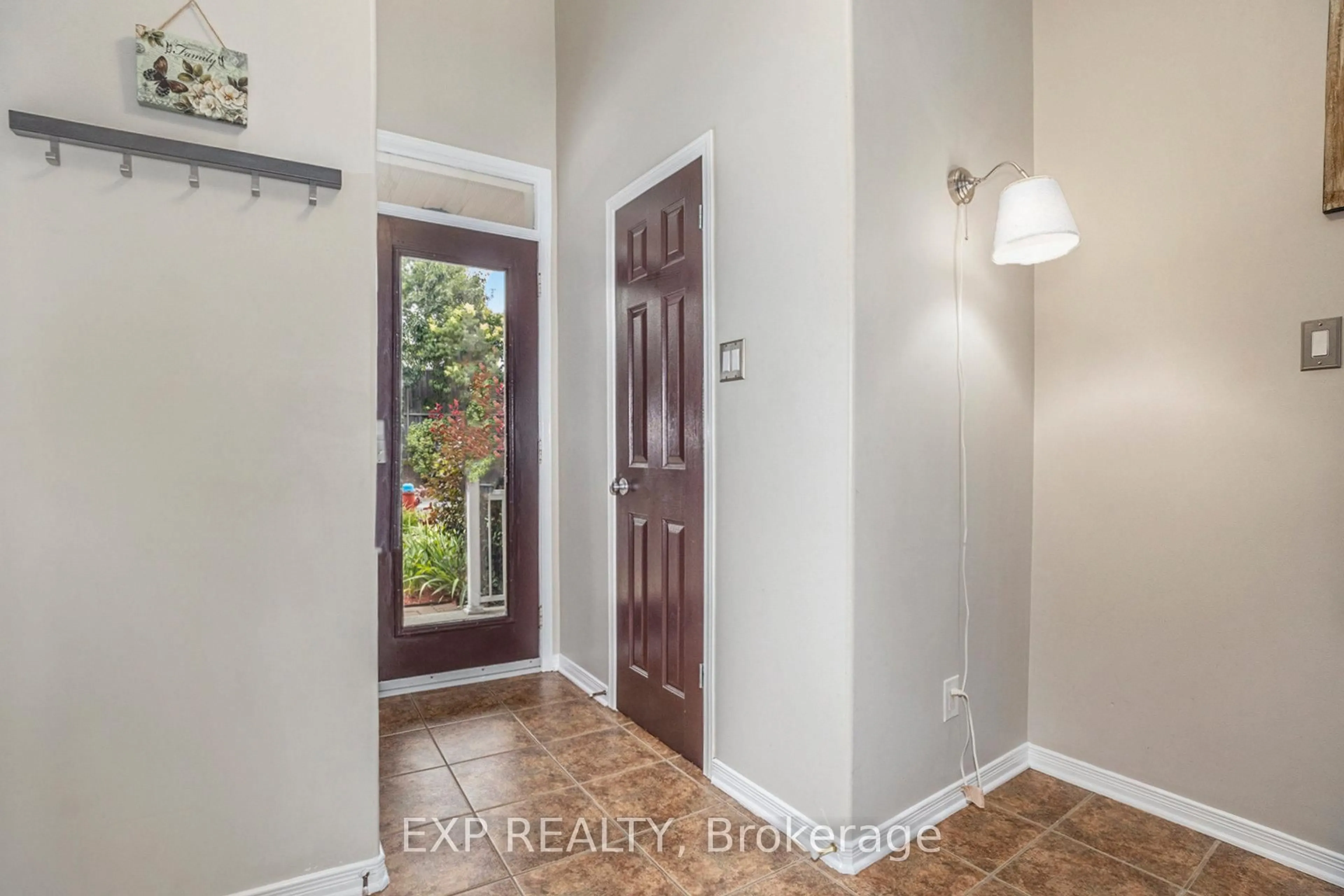 Indoor entryway for 215 Parkrose, Ottawa Ontario K4A 0N8