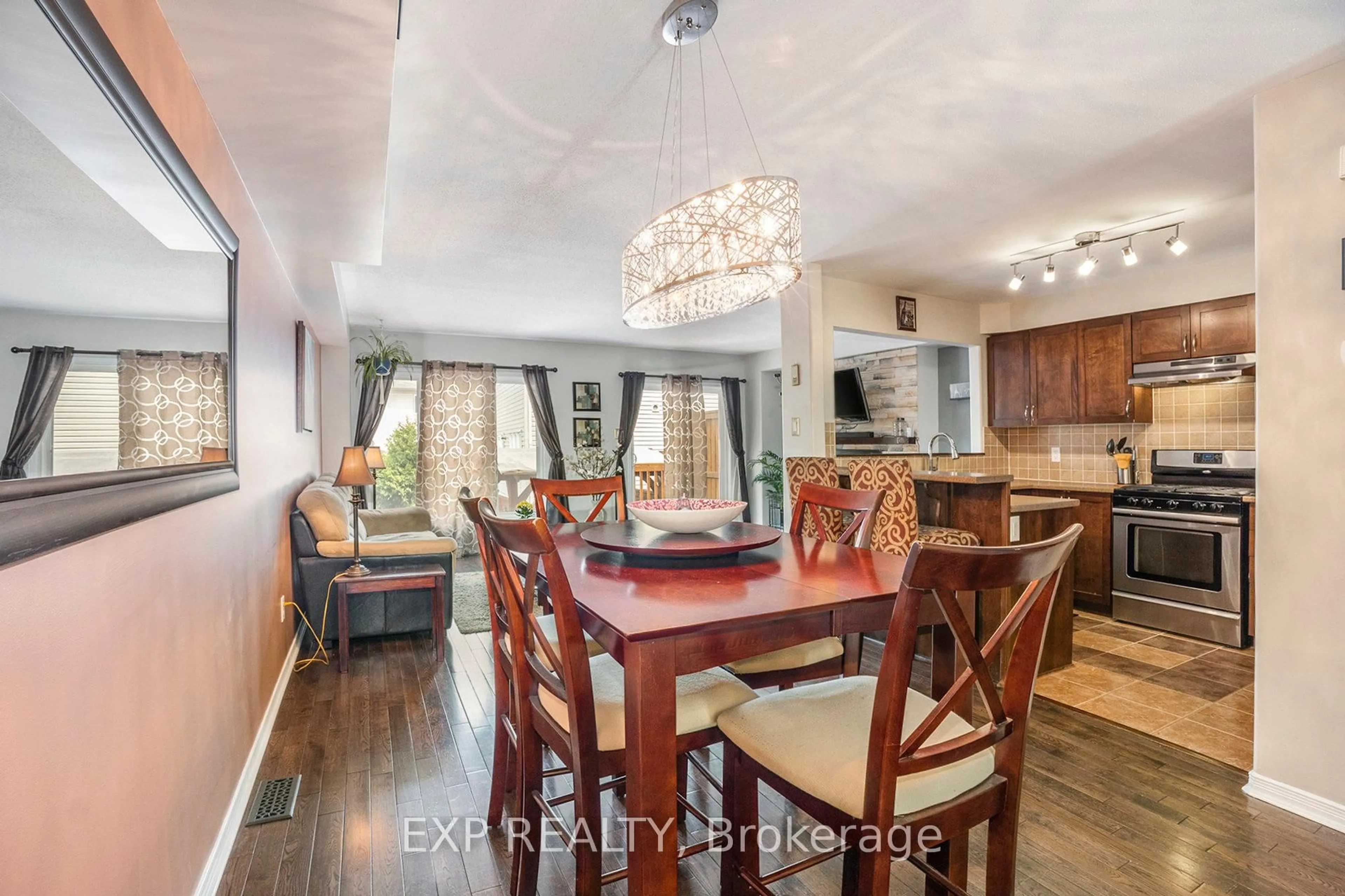Dining room, wood/laminate floor for 215 Parkrose, Ottawa Ontario K4A 0N8