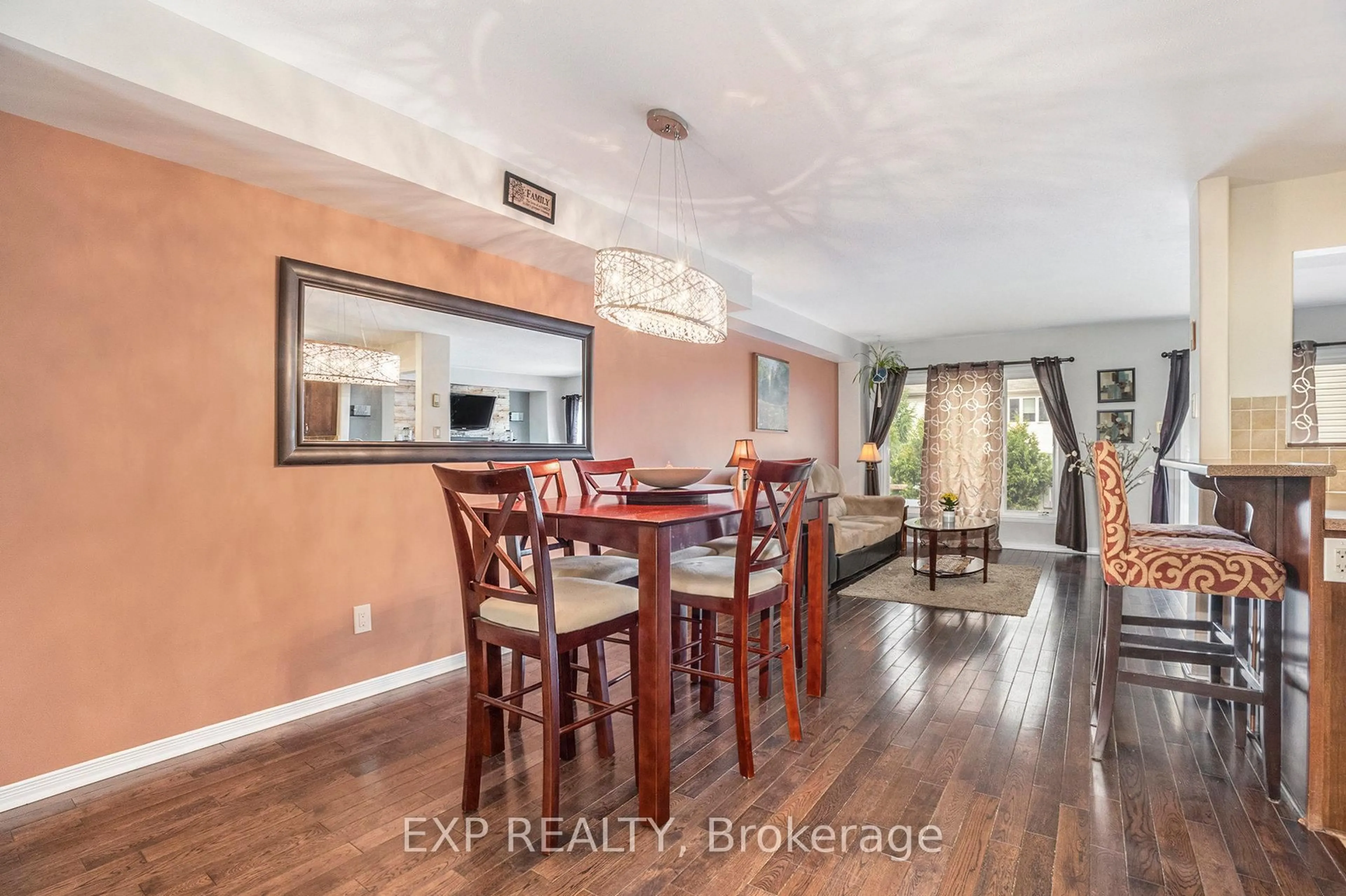 Dining room, wood/laminate floor for 215 Parkrose, Ottawa Ontario K4A 0N8
