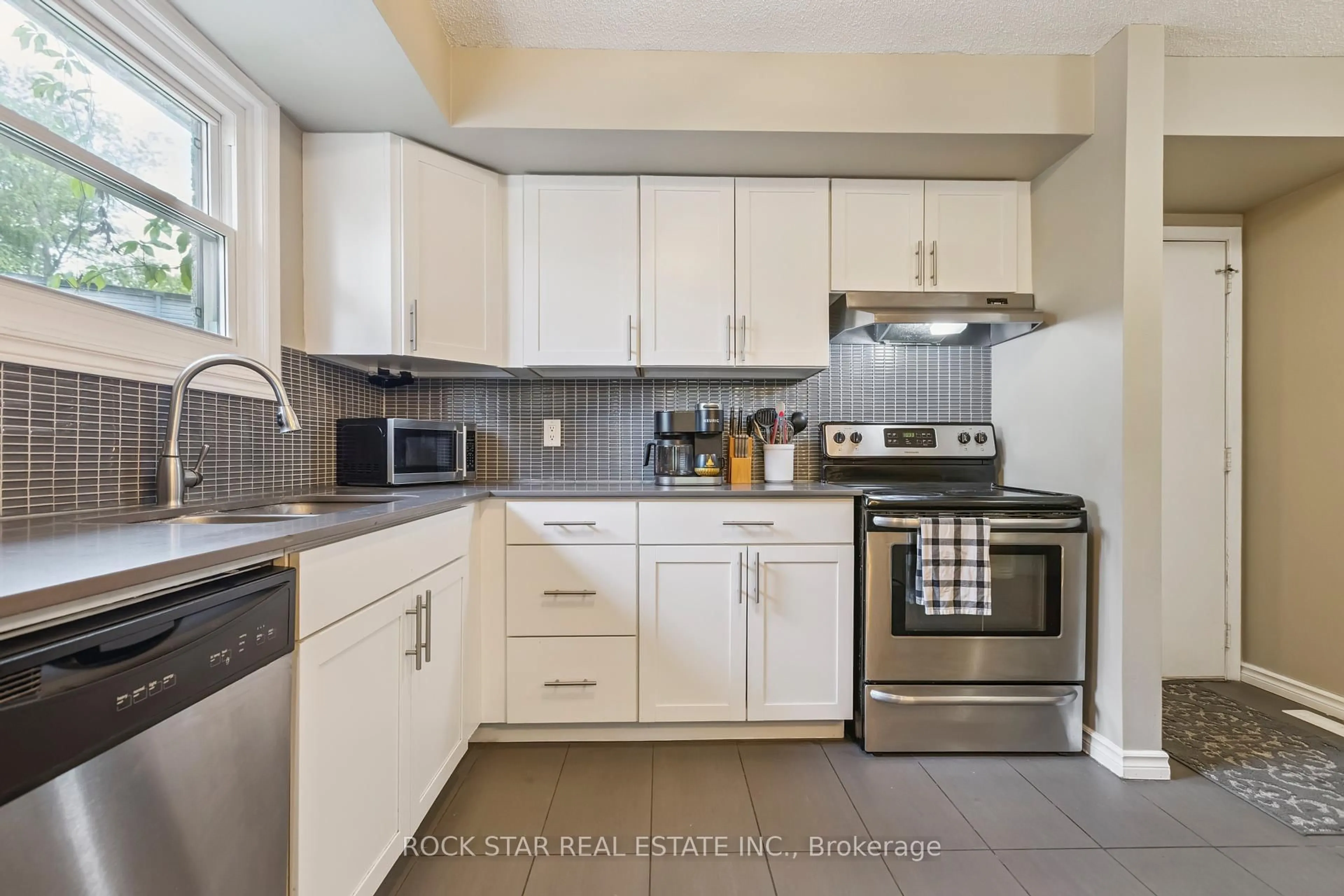 Standard kitchen, ceramic/tile floor for 511 Quiet Pl #5, Waterloo Ontario N2J 5L6