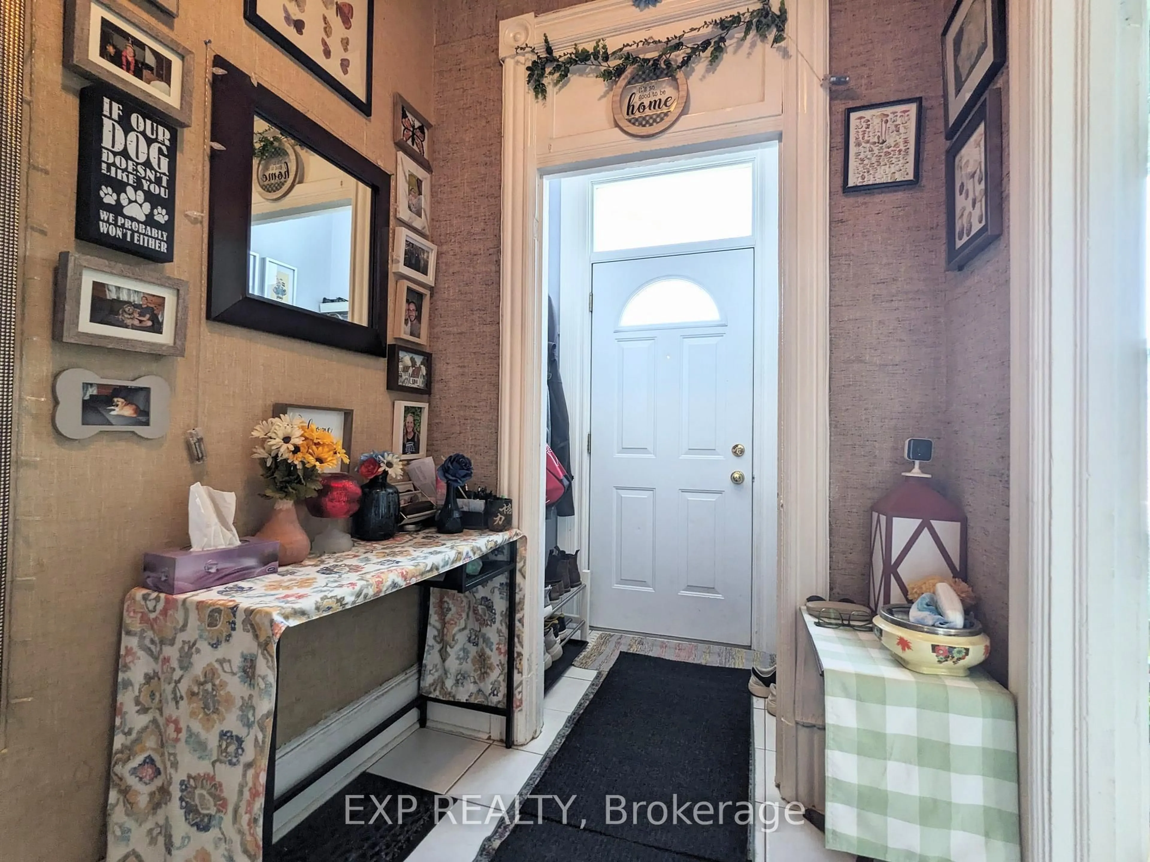 Indoor entryway for 453 Catherine St #451 & 453, Ottawa Ontario K1R 5T7
