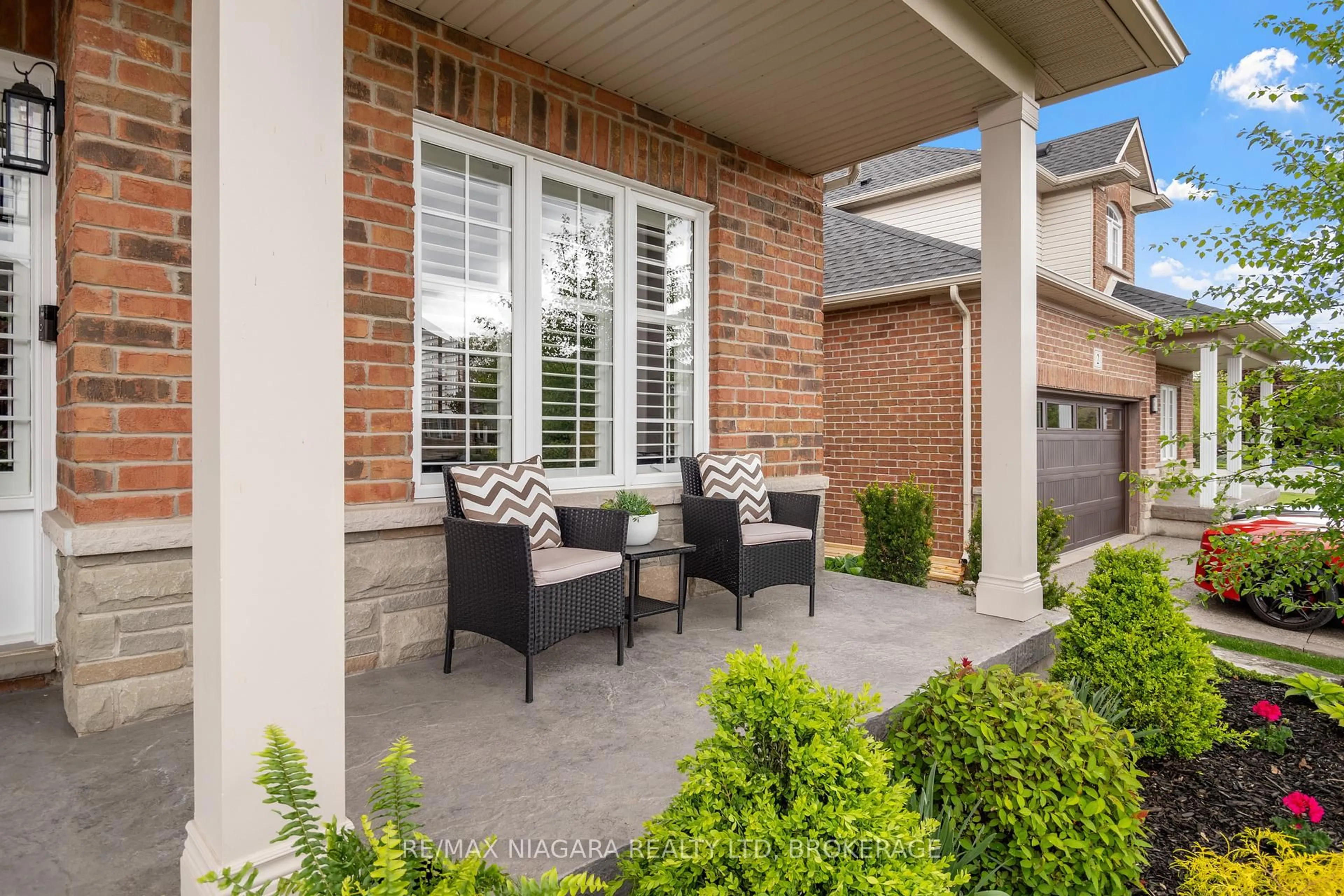 Patio, street for 4 Golf Woods Dr, Grimsby Ontario L3M 5P5