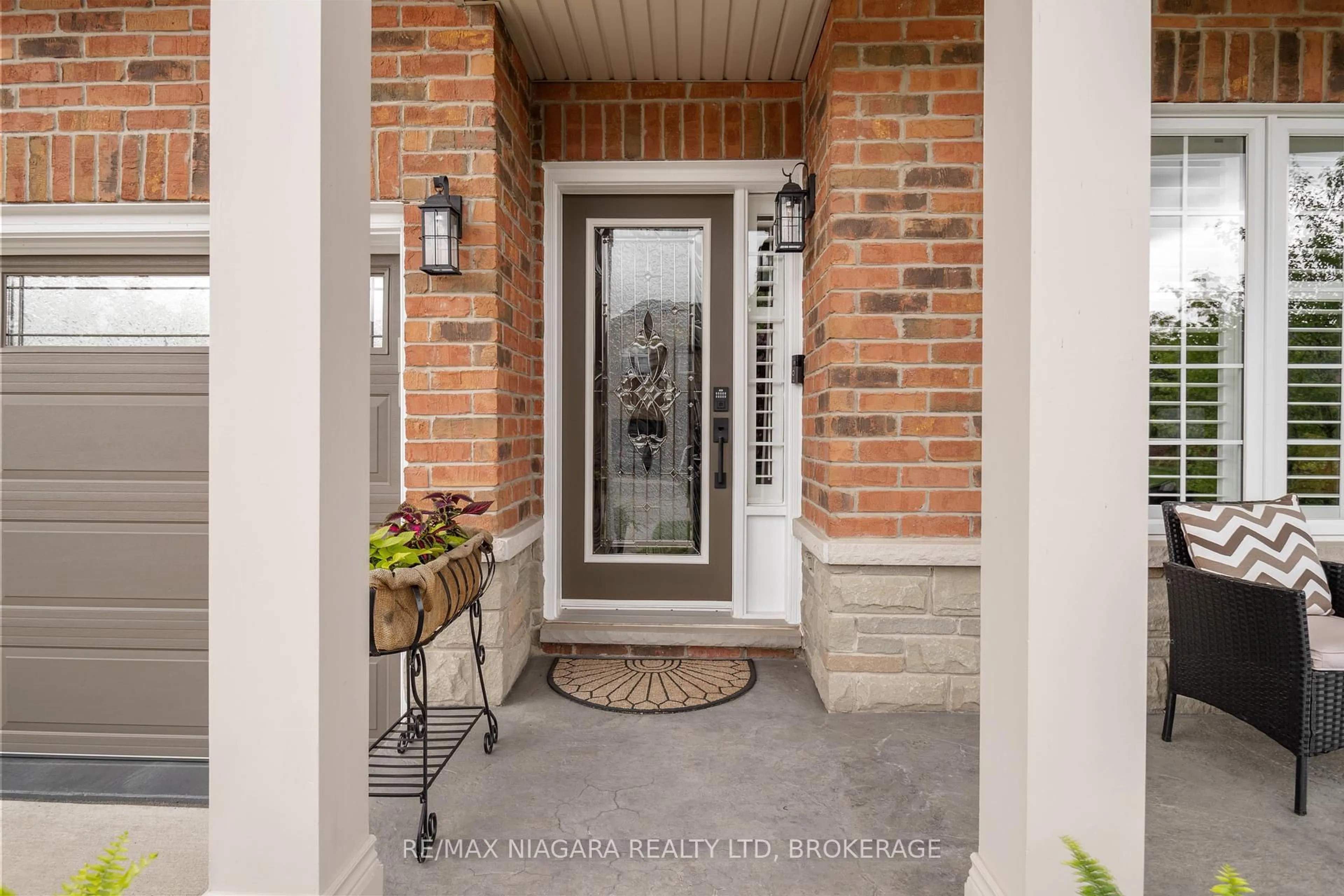 Indoor entryway for 4 Golf Woods Dr, Grimsby Ontario L3M 5P5