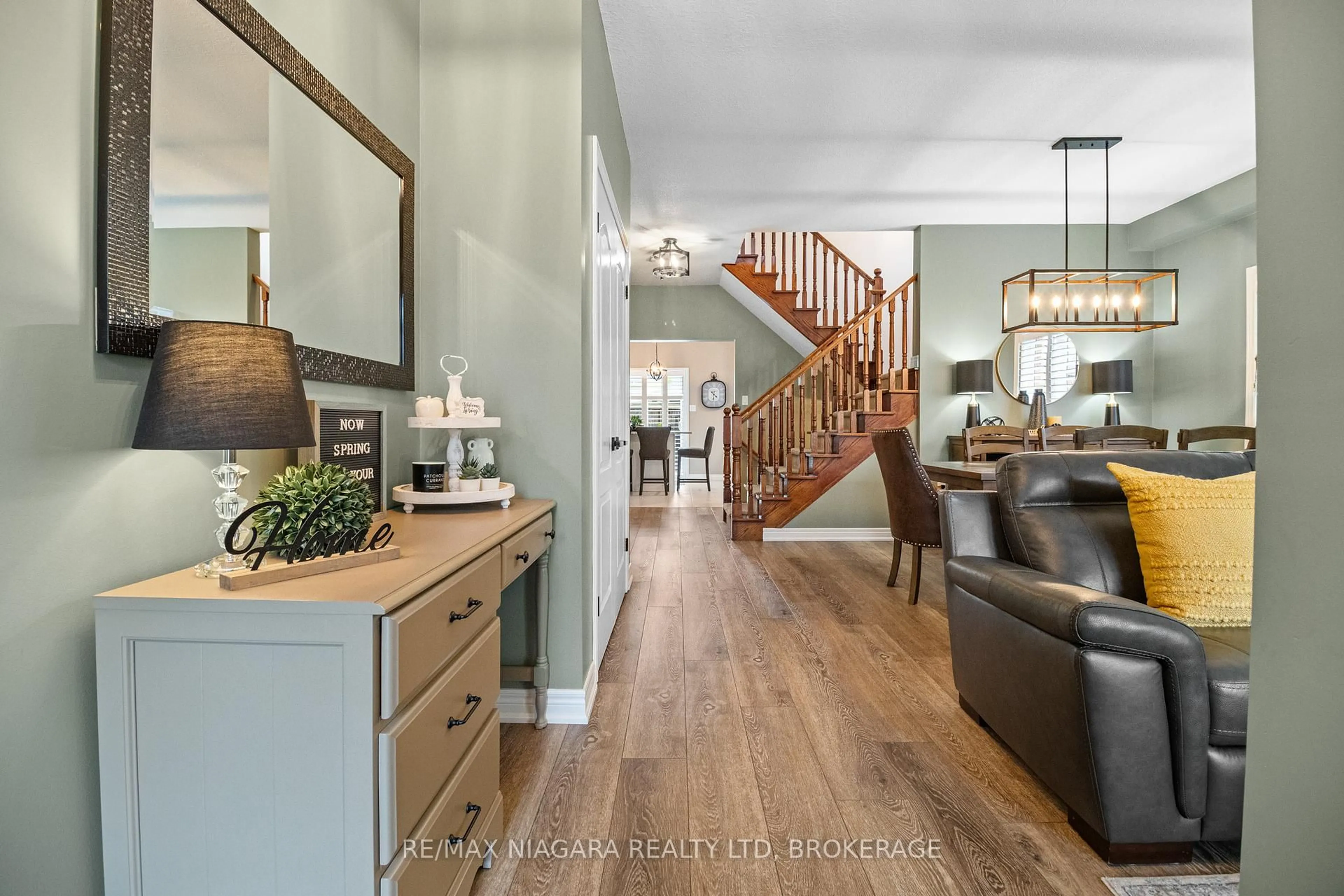Indoor entryway for 4 Golf Woods Dr, Grimsby Ontario L3M 5P5