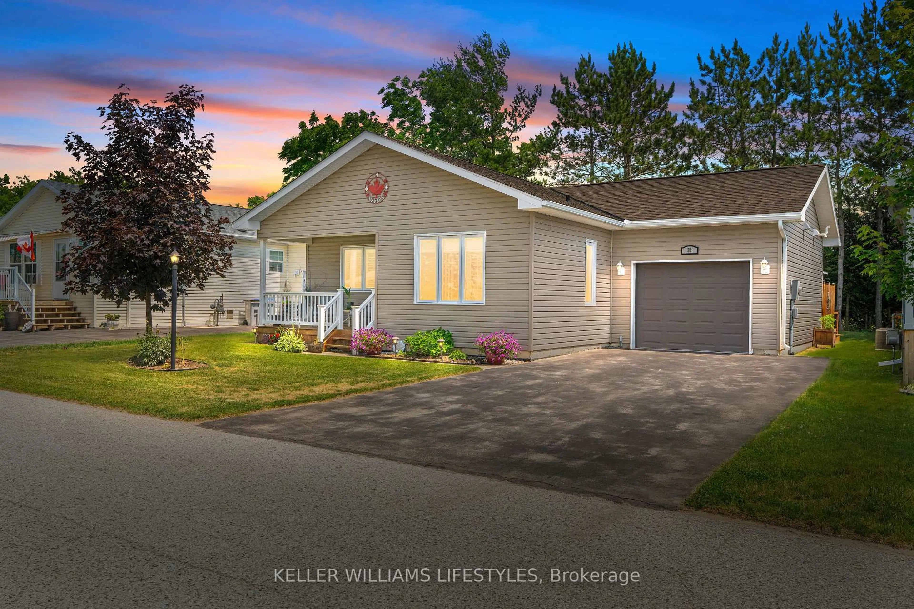Home with vinyl exterior material, street for 32 Bond St, Strathroy-Caradoc Ontario N7G 0C5