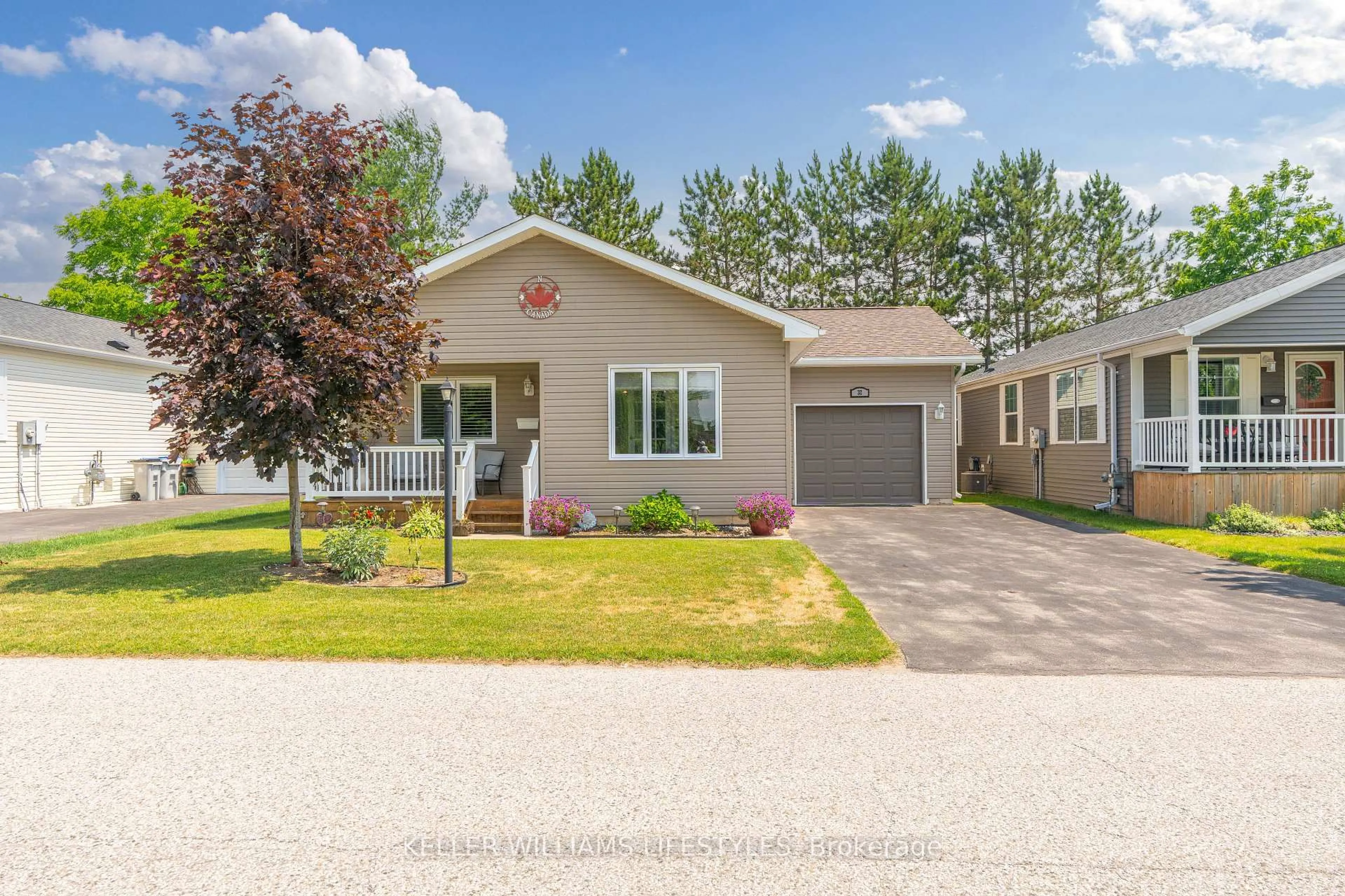 Home with vinyl exterior material, street for 32 Bond St, Strathroy-Caradoc Ontario N7G 0C5