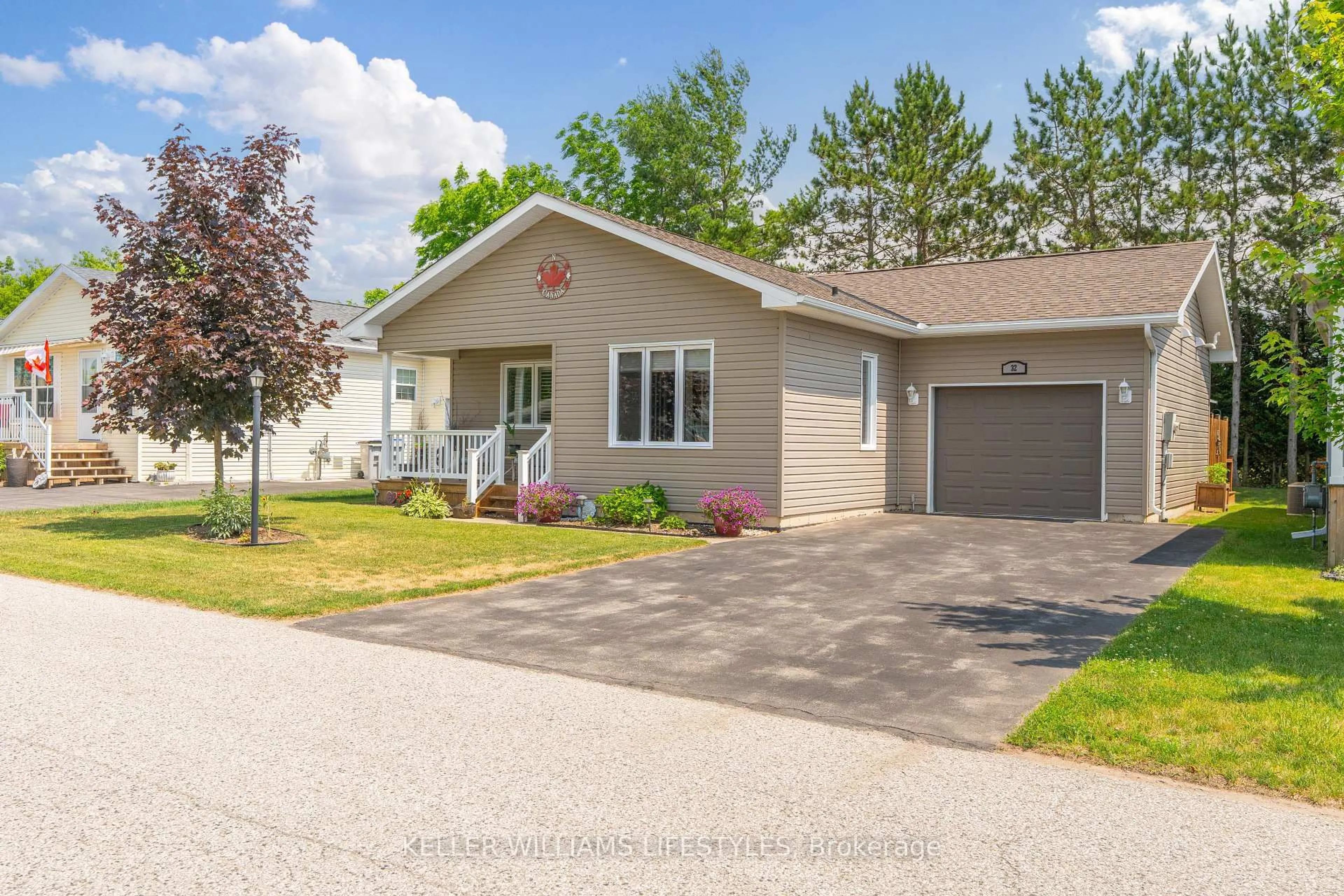 Home with vinyl exterior material, street for 32 Bond St, Strathroy-Caradoc Ontario N7G 0C5