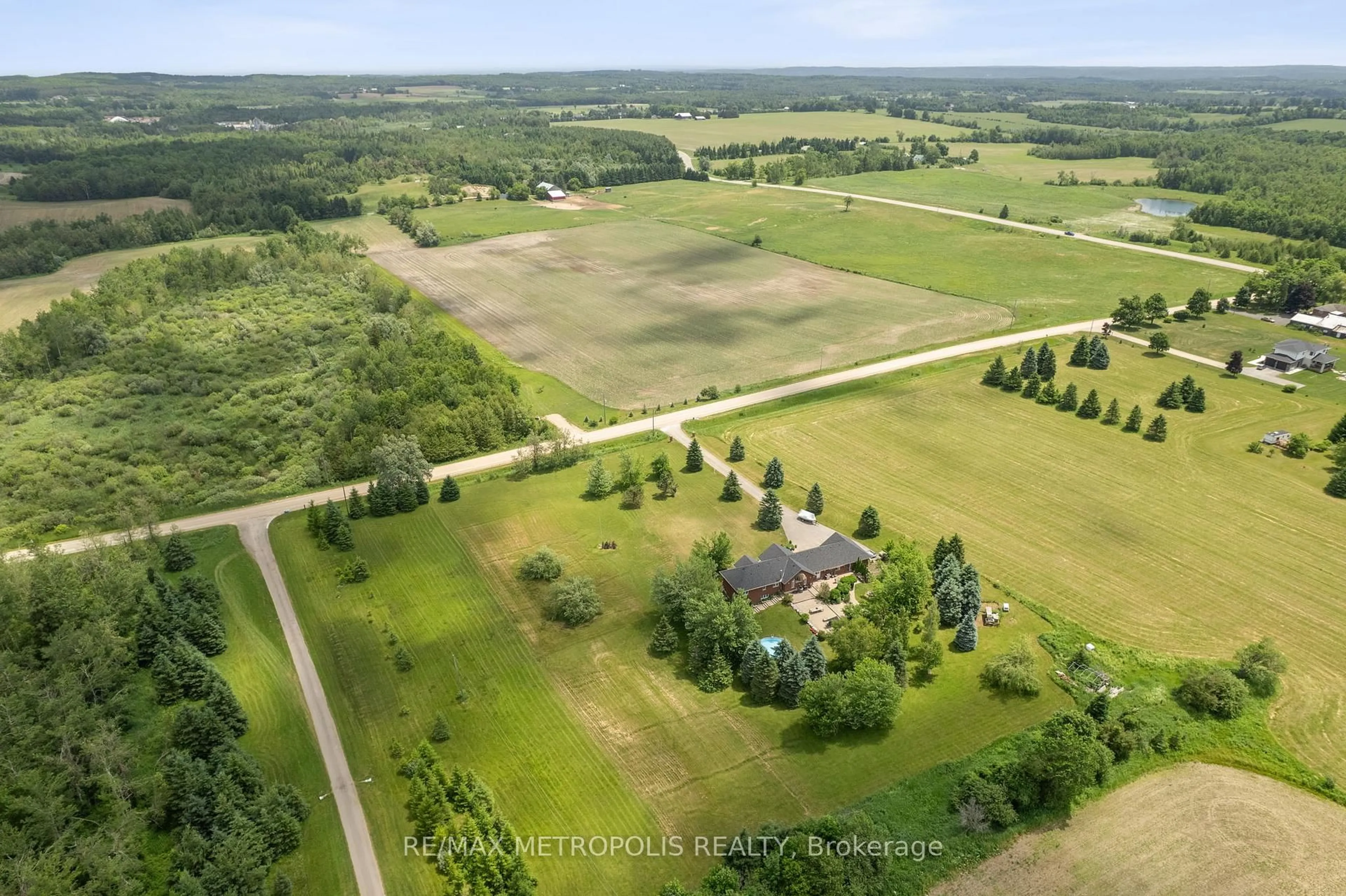 A pic from outside/outdoor area/front of a property/back of a property/a pic from drone, unknown for 595034 Blind Line, Mono Ontario L9W 5N4