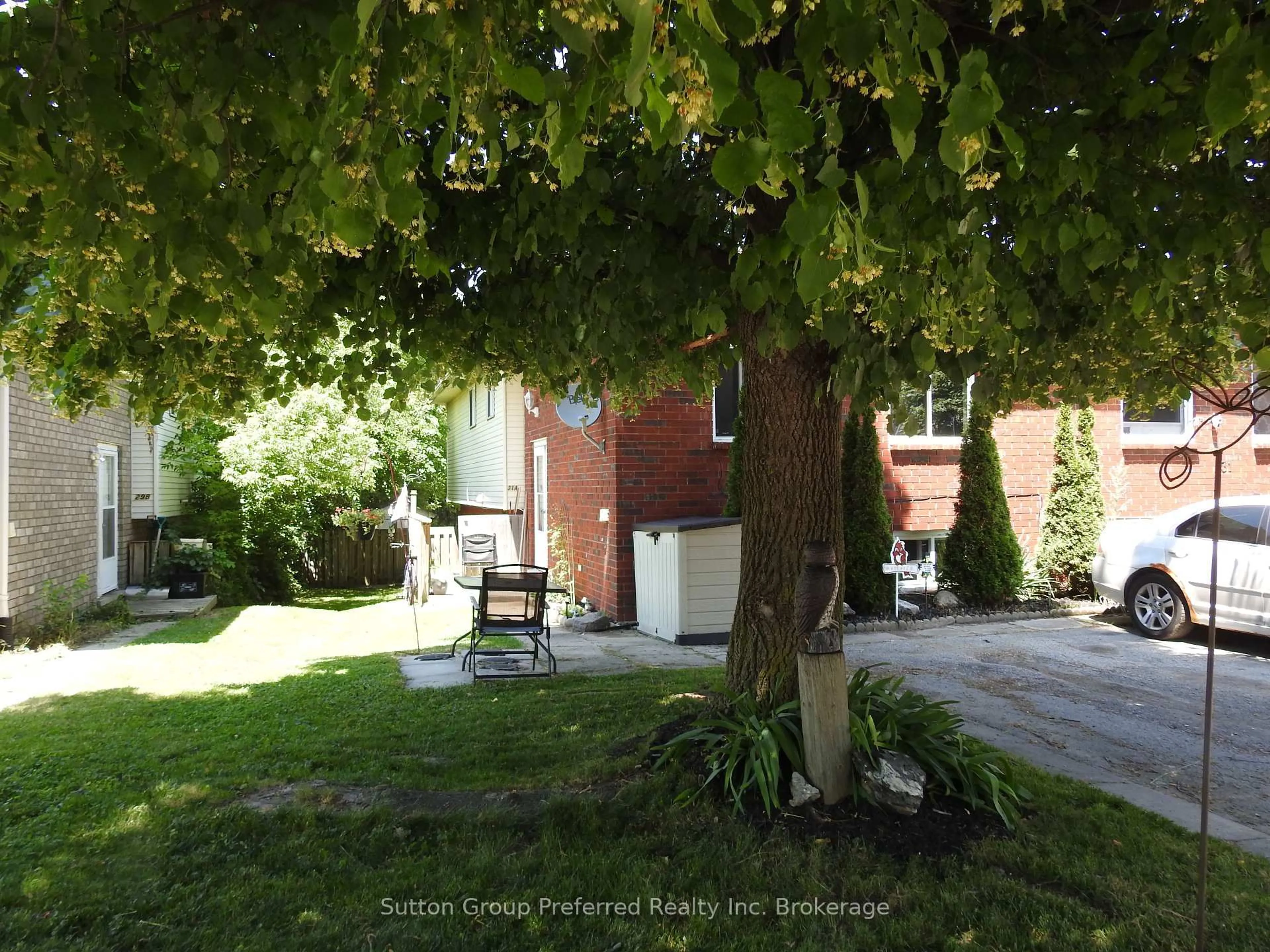 A pic from outside/outdoor area/front of a property/back of a property/a pic from drone, street for 31-A Lingwood Dr, Norfolk Ontario N0E 1Y0