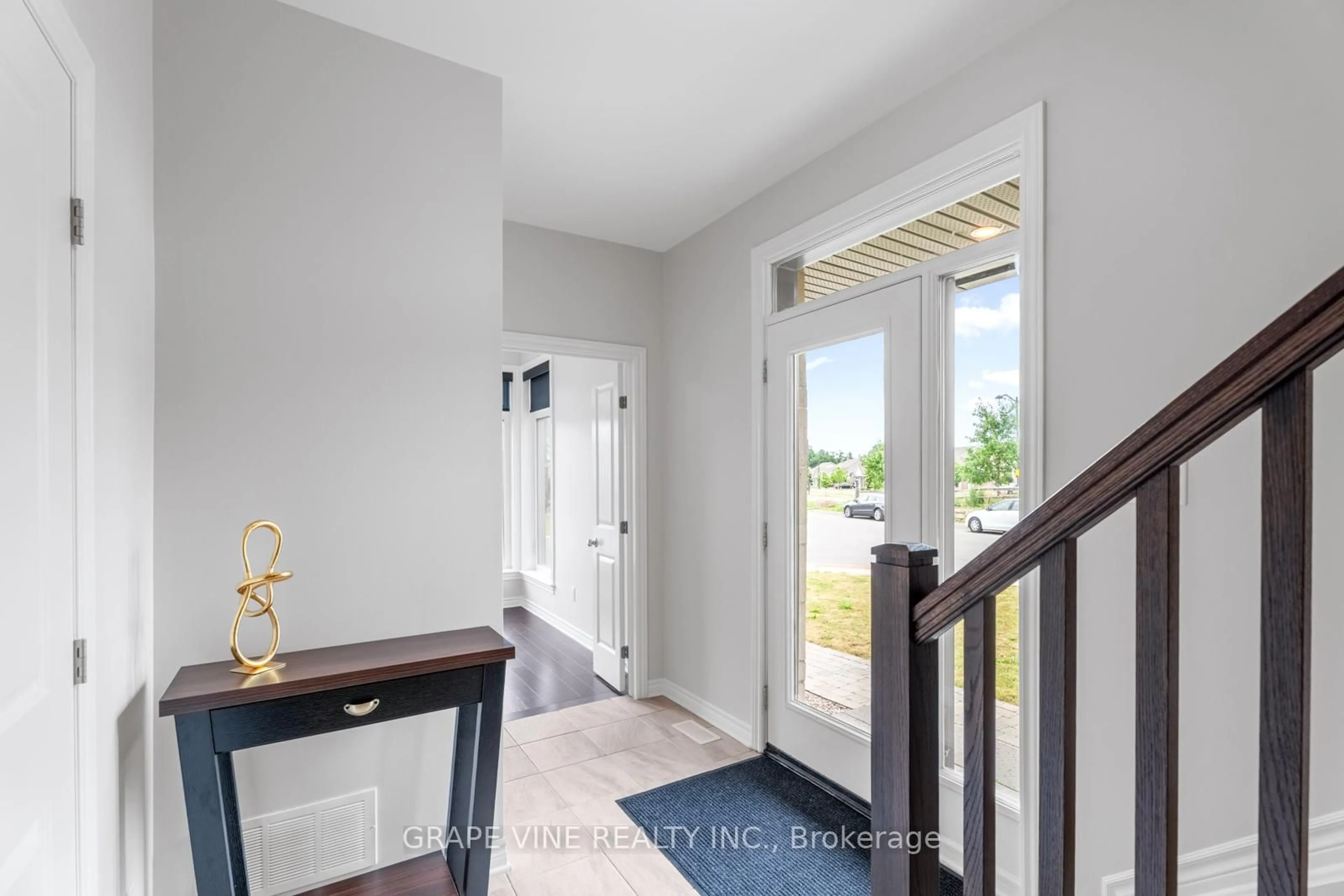Indoor entryway for 599 Cartographe St, Orleans Ontario K4A 1J9
