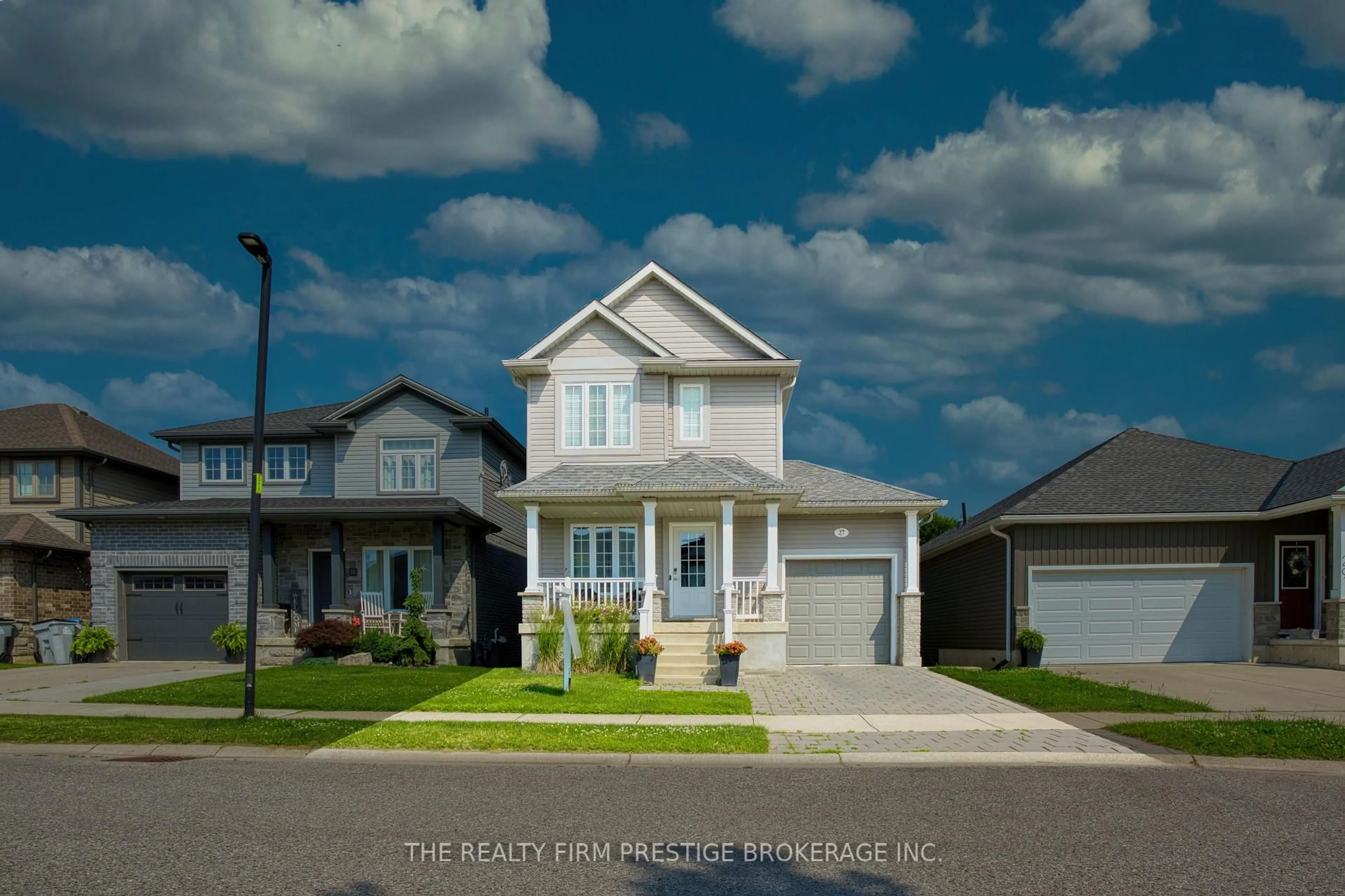 Home with vinyl exterior material, street for 27 WILLIS Ave, Strathroy-Caradoc Ontario N7G 0B6