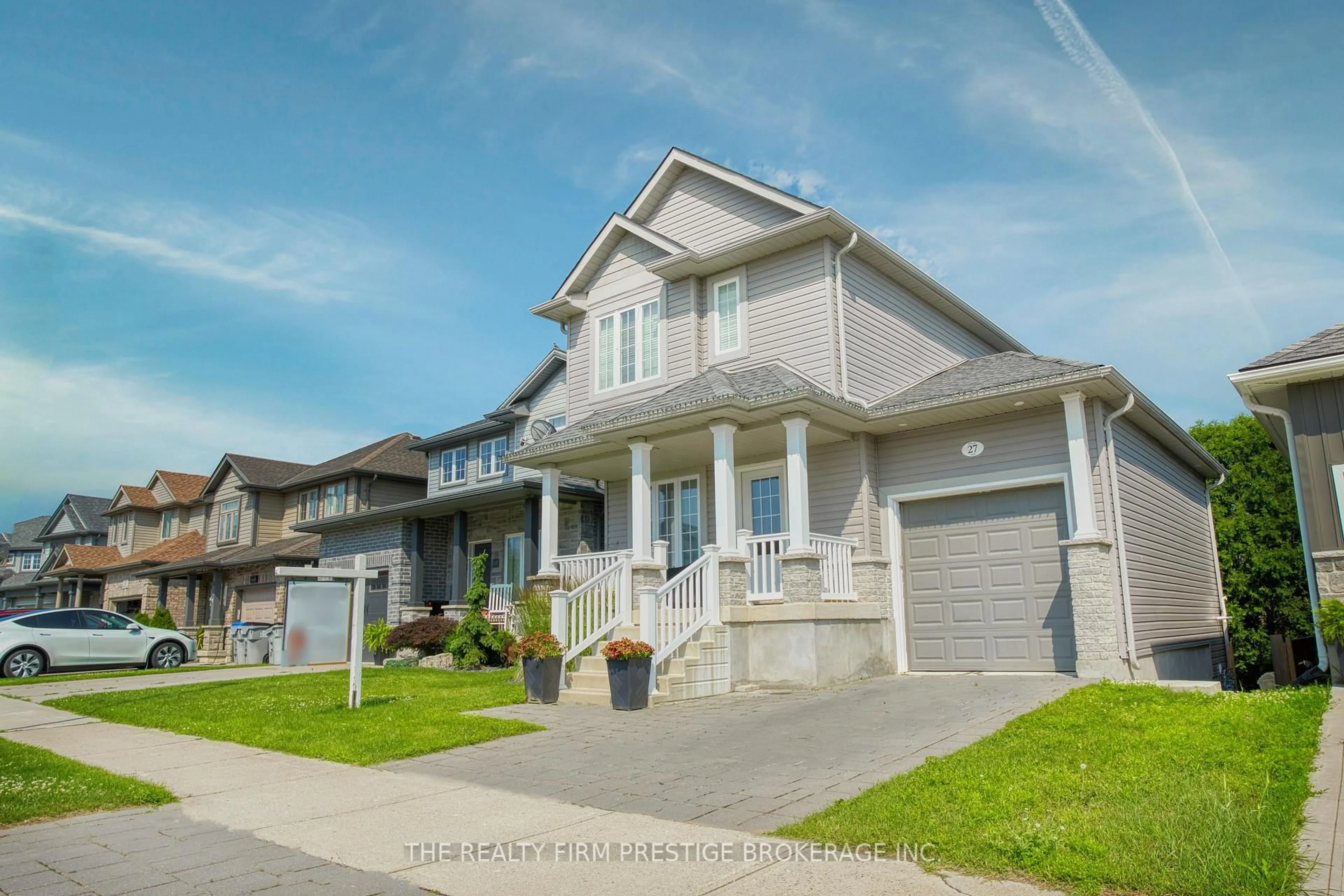 Home with vinyl exterior material, street for 27 WILLIS Ave, Strathroy-Caradoc Ontario N7G 0B6