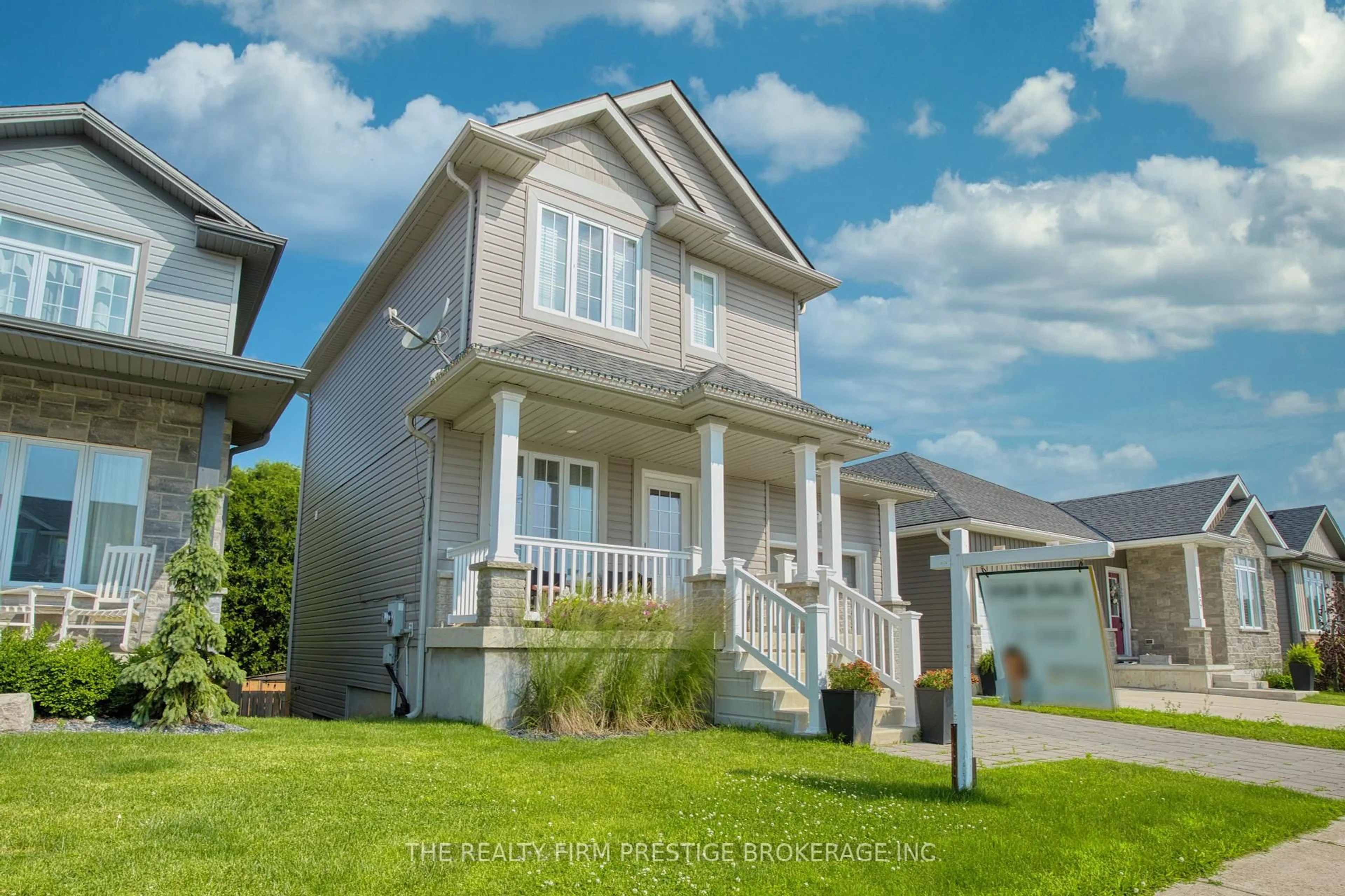 Home with vinyl exterior material, street for 27 WILLIS Ave, Strathroy-Caradoc Ontario N7G 0B6