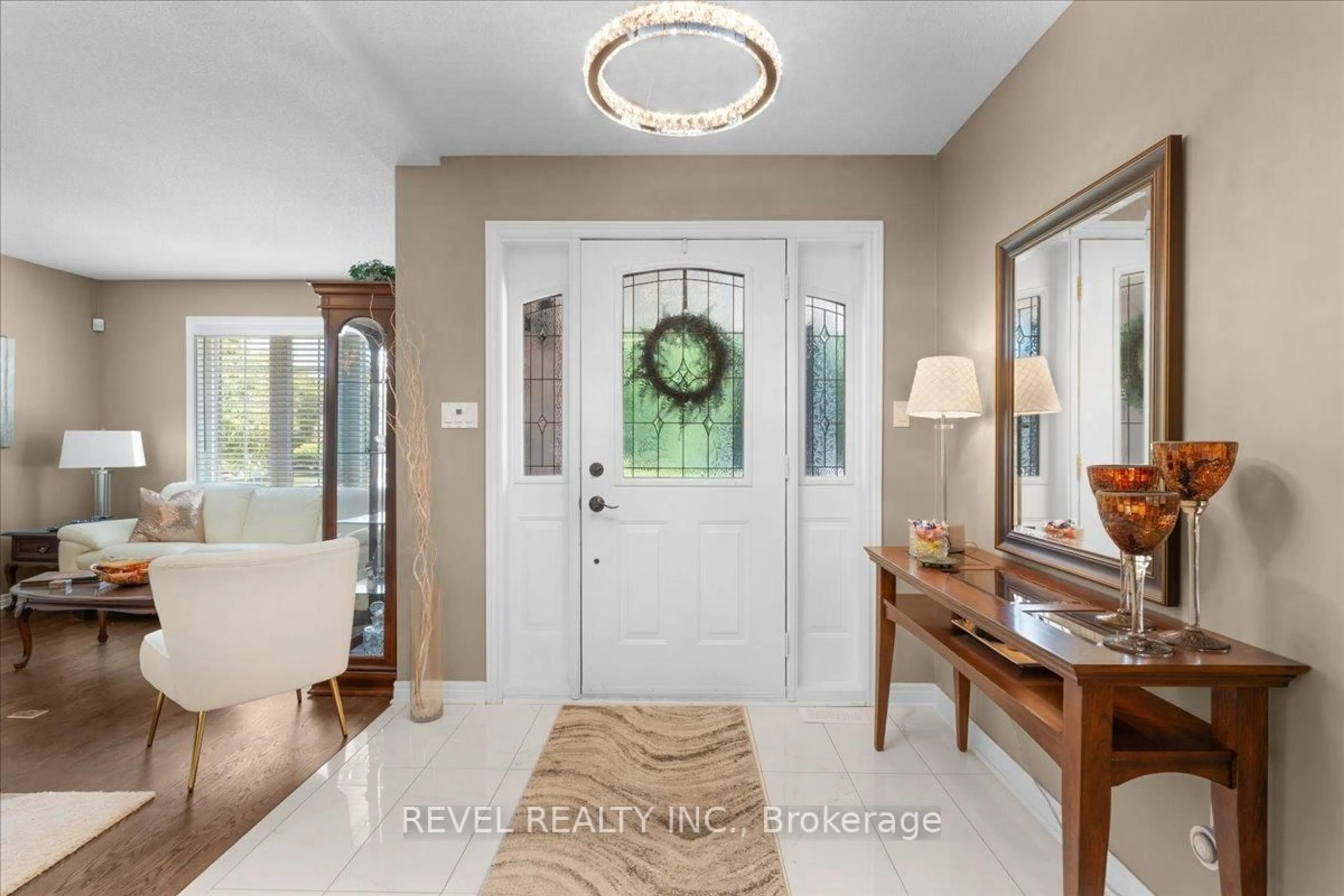 Indoor entryway for 17 Michaela Cres, Pelham Ontario L0S 1E4