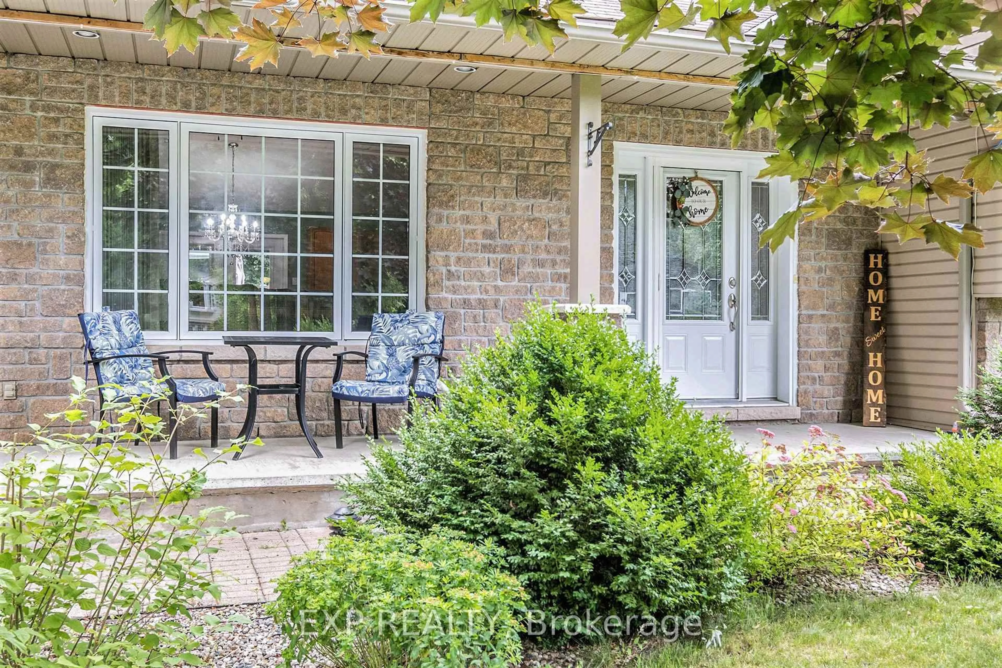 Patio, street for 3313 Wild Cherry Dr, Osgoode Ontario K0A 2W0