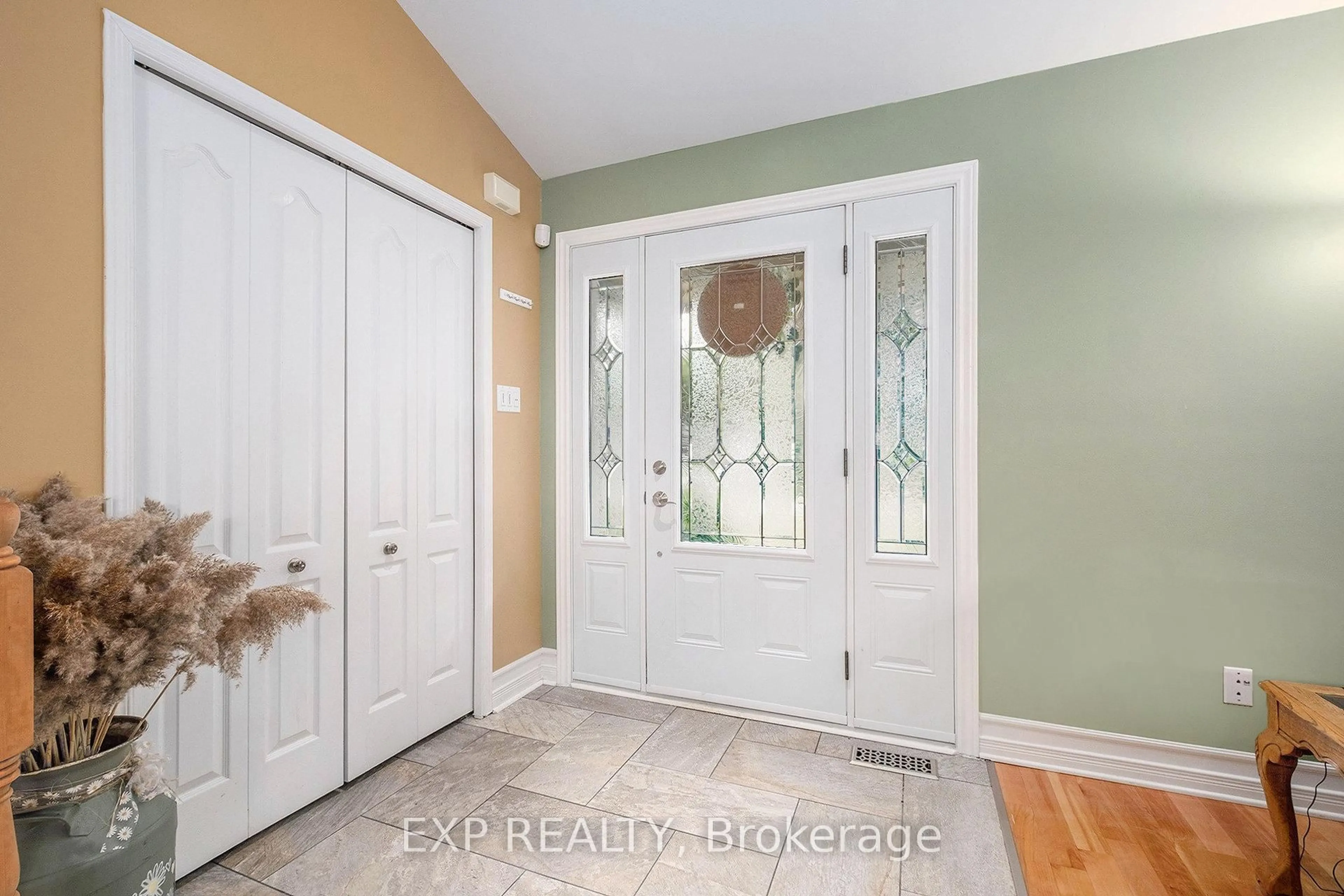 Indoor entryway for 3313 Wild Cherry Dr, Osgoode Ontario K0A 2W0