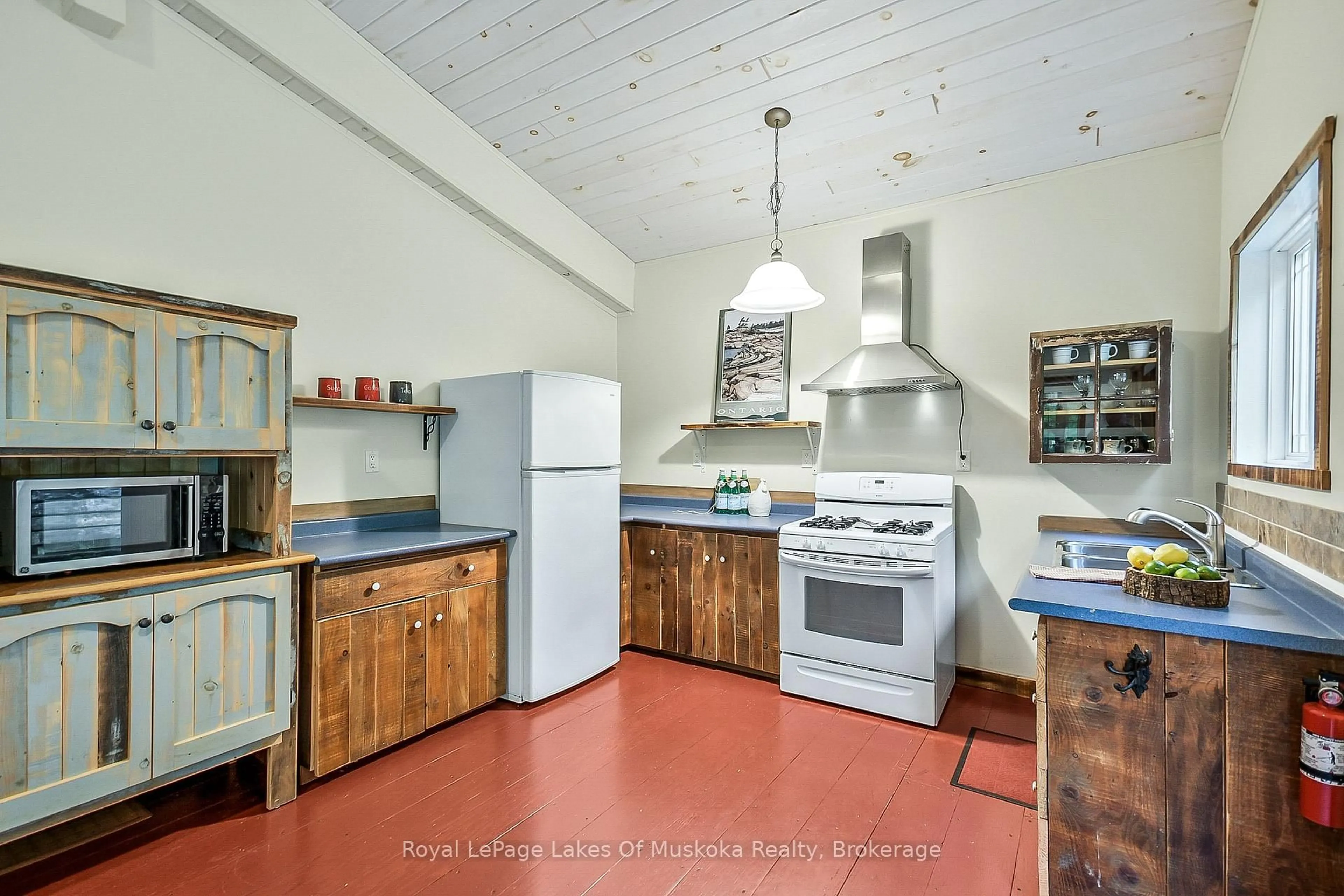 Standard kitchen, ceramic/tile floor for 1009 Kirbys Beach Rd, Bracebridge Ontario P1L 1X2