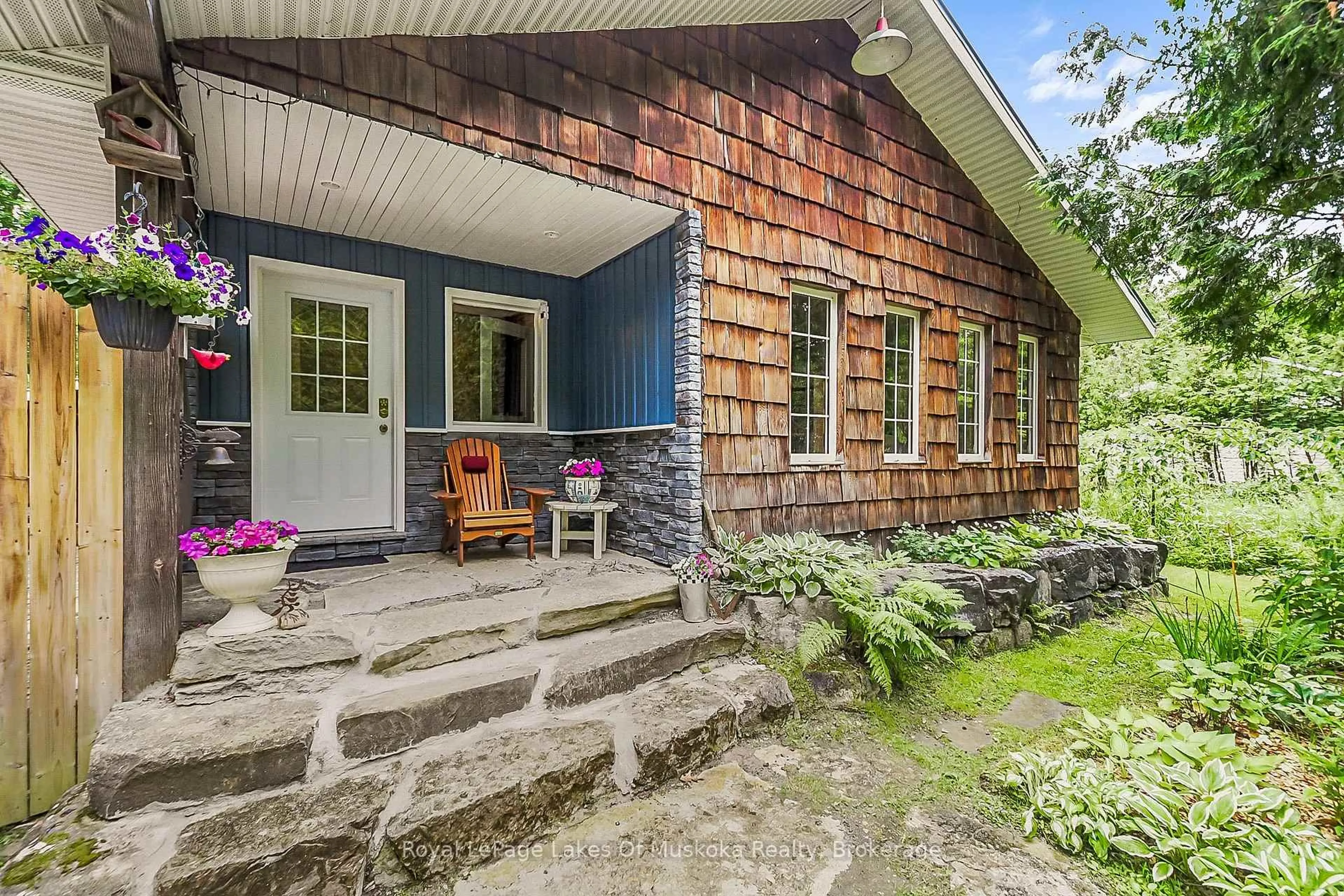 Patio, street for 1005 Kirby's Beach Rd, Bracebridge Ontario P1L 1X2