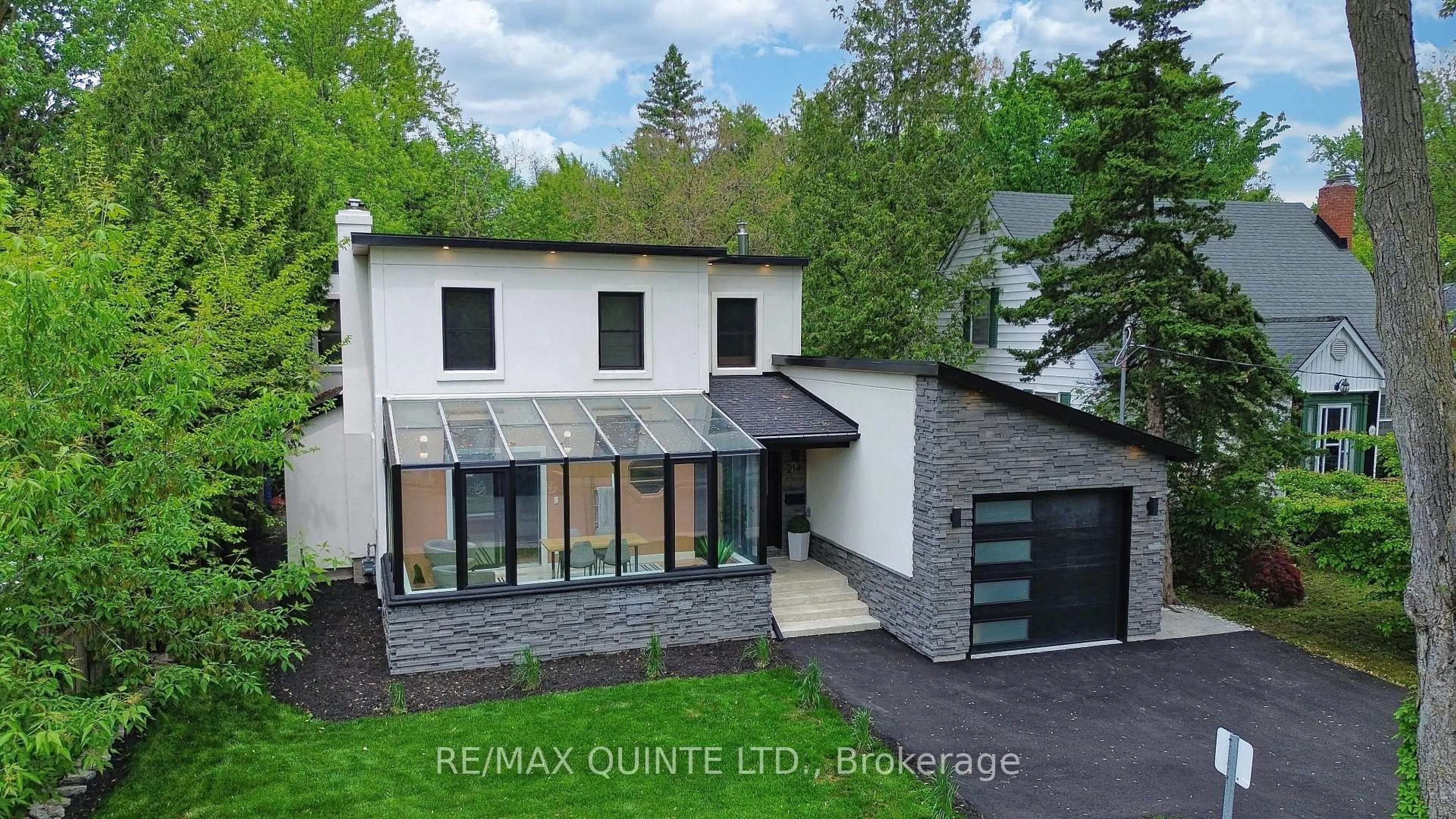 A pic from outside/outdoor area/front of a property/back of a property/a pic from drone, unknown for 214 Victoria Ave, Belleville Ontario K8N 2C3
