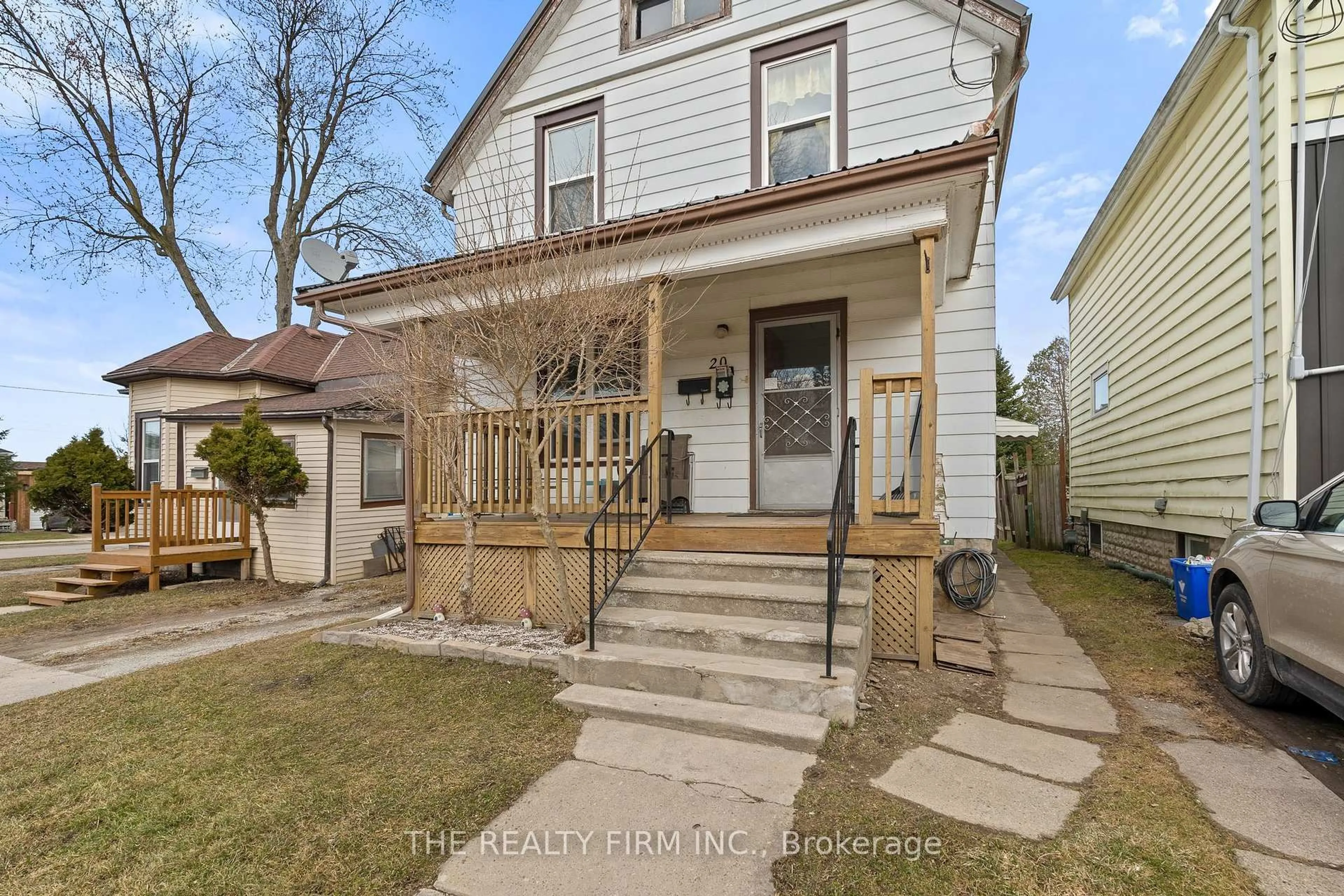 A pic from outside/outdoor area/front of a property/back of a property/a pic from drone, street for 20 Fourth Ave, St. Thomas Ontario N5R 4H2