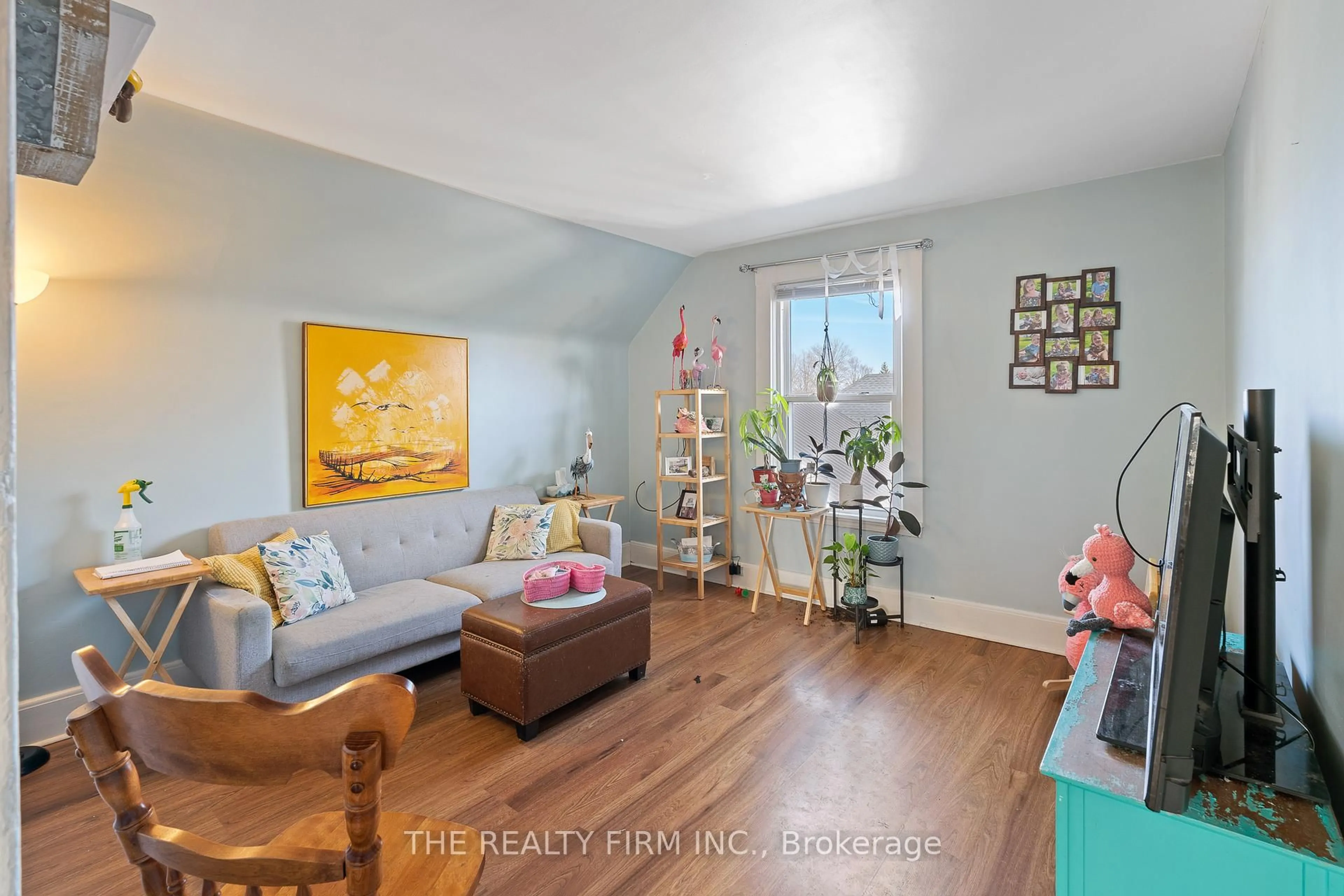 Living room with furniture, wood/laminate floor for 20 Fourth Ave, St. Thomas Ontario N5R 4H2