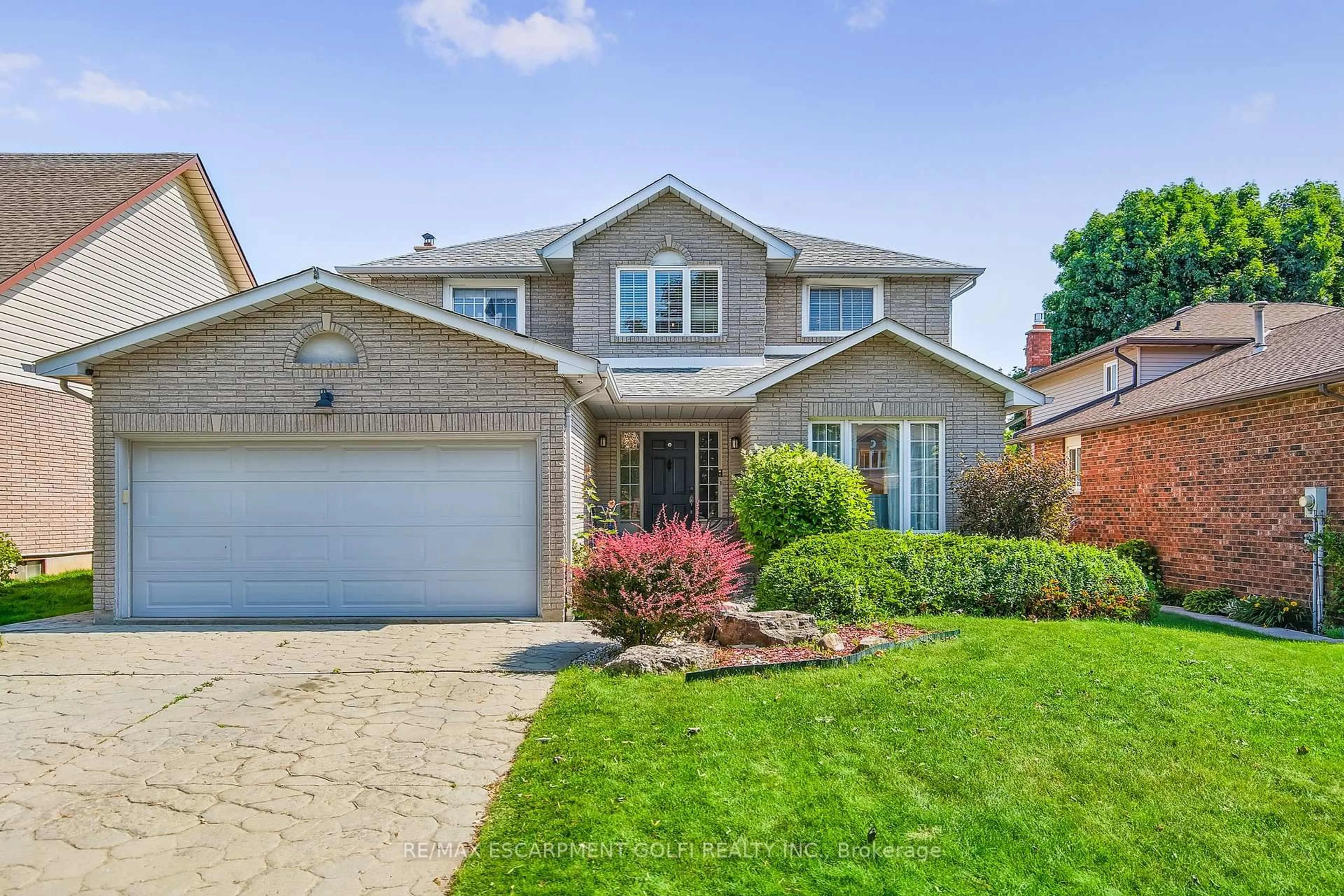 Home with brick exterior material, street for 11 Sumner Cres, Grimsby Ontario L3M 5E2