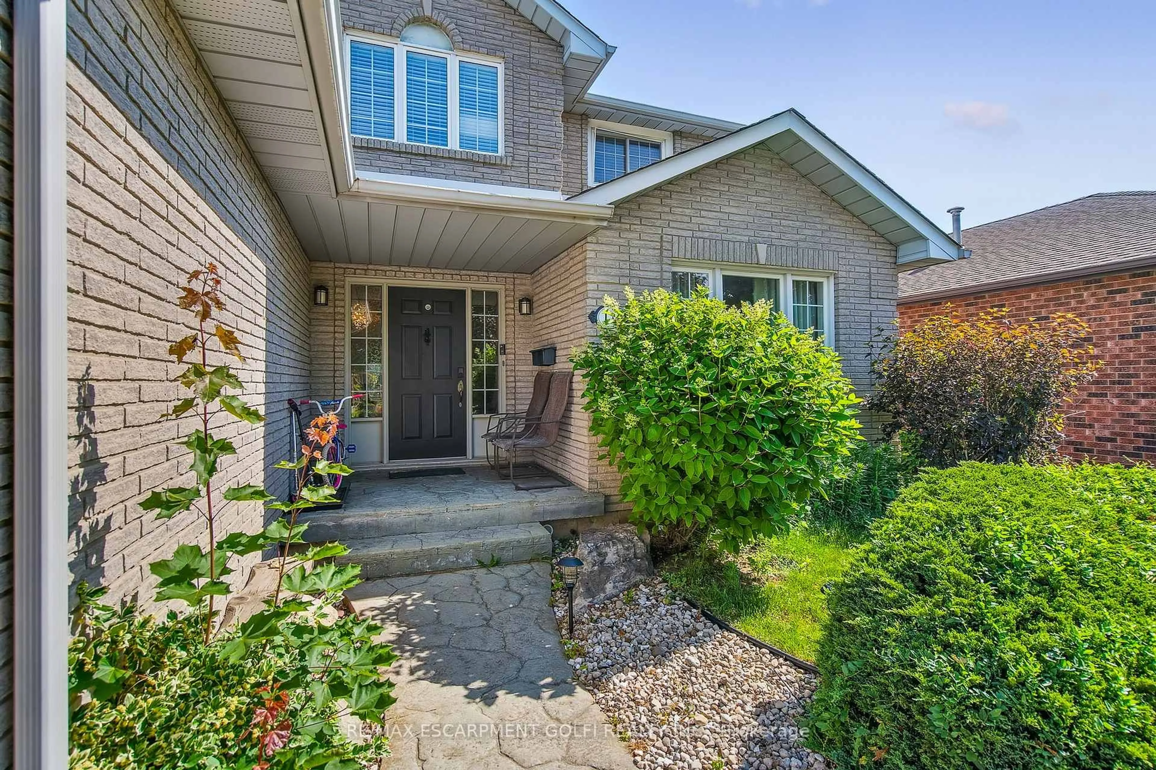 Home with brick exterior material, street for 11 Sumner Cres, Grimsby Ontario L3M 5E2