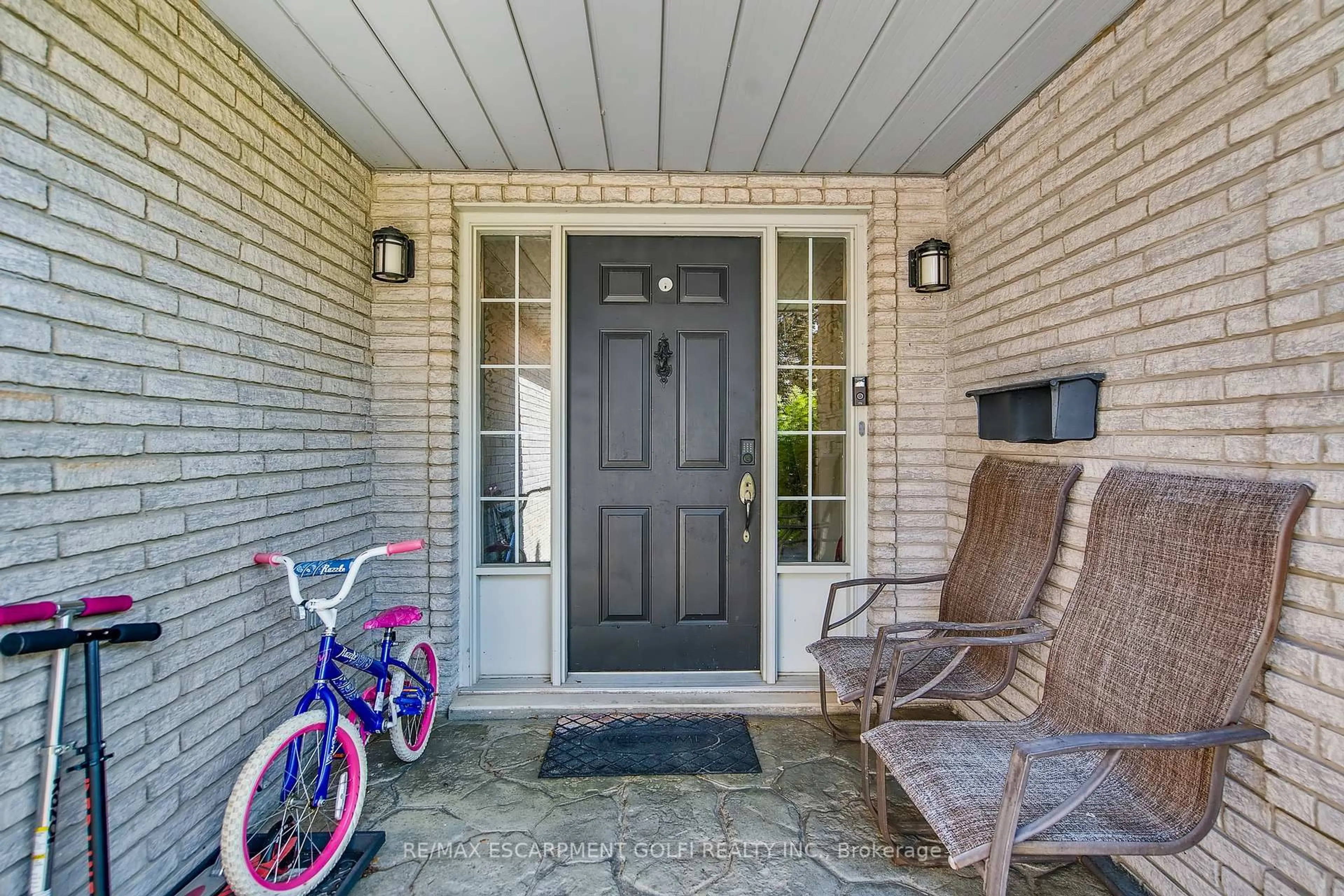 Indoor entryway for 11 Sumner Cres, Grimsby Ontario L3M 5E2