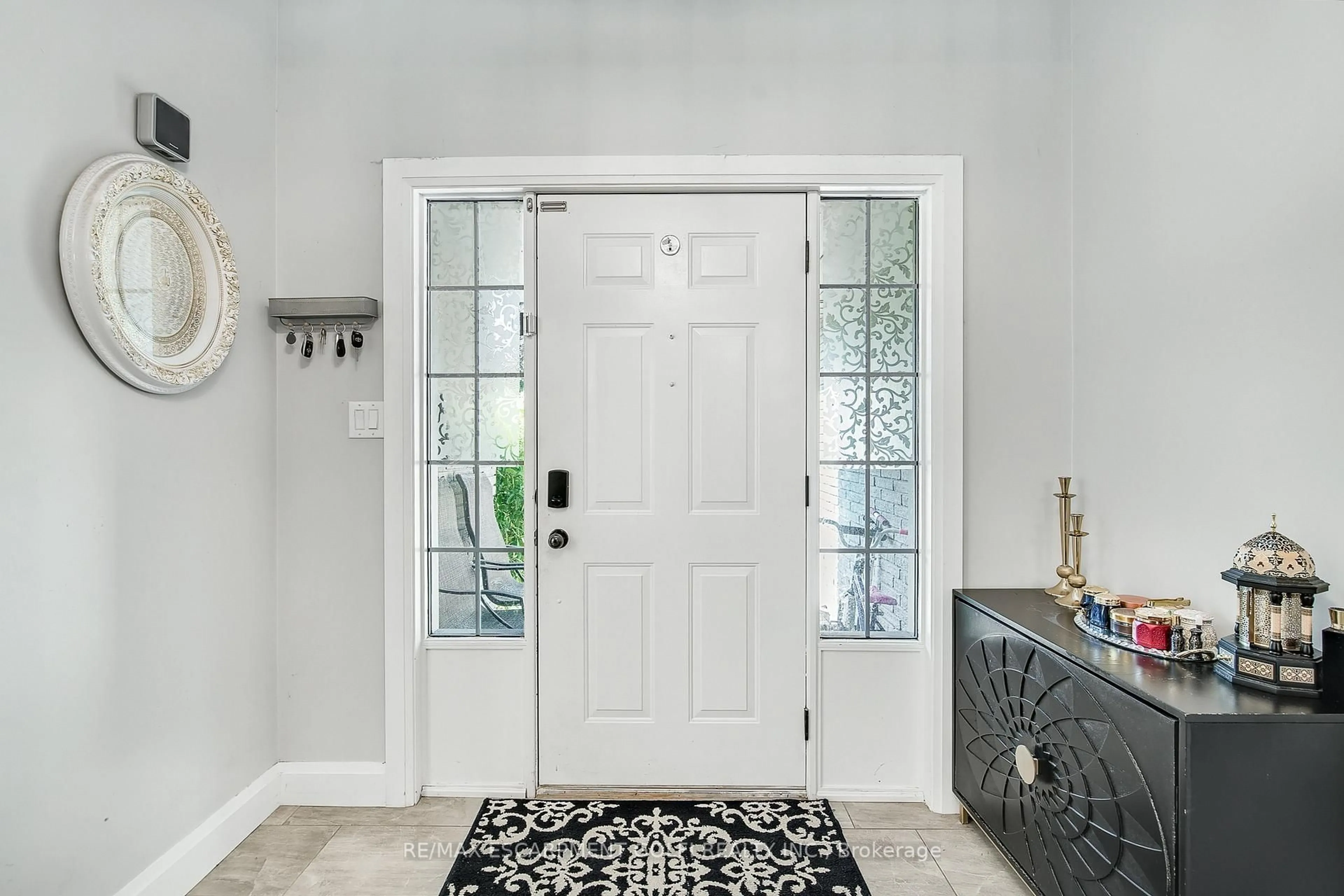 Indoor entryway for 11 Sumner Cres, Grimsby Ontario L3M 5E2