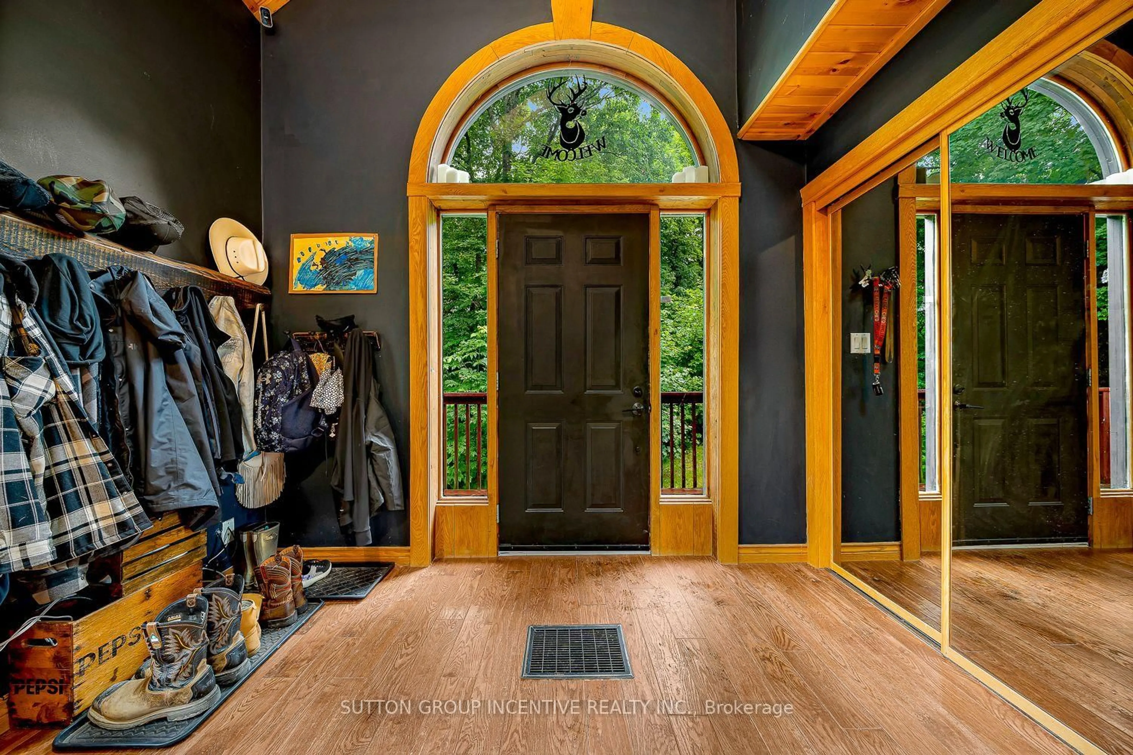 Indoor entryway for 806 CLEARWATER LAKE Rd, Huntsville Ontario P0B 1L0