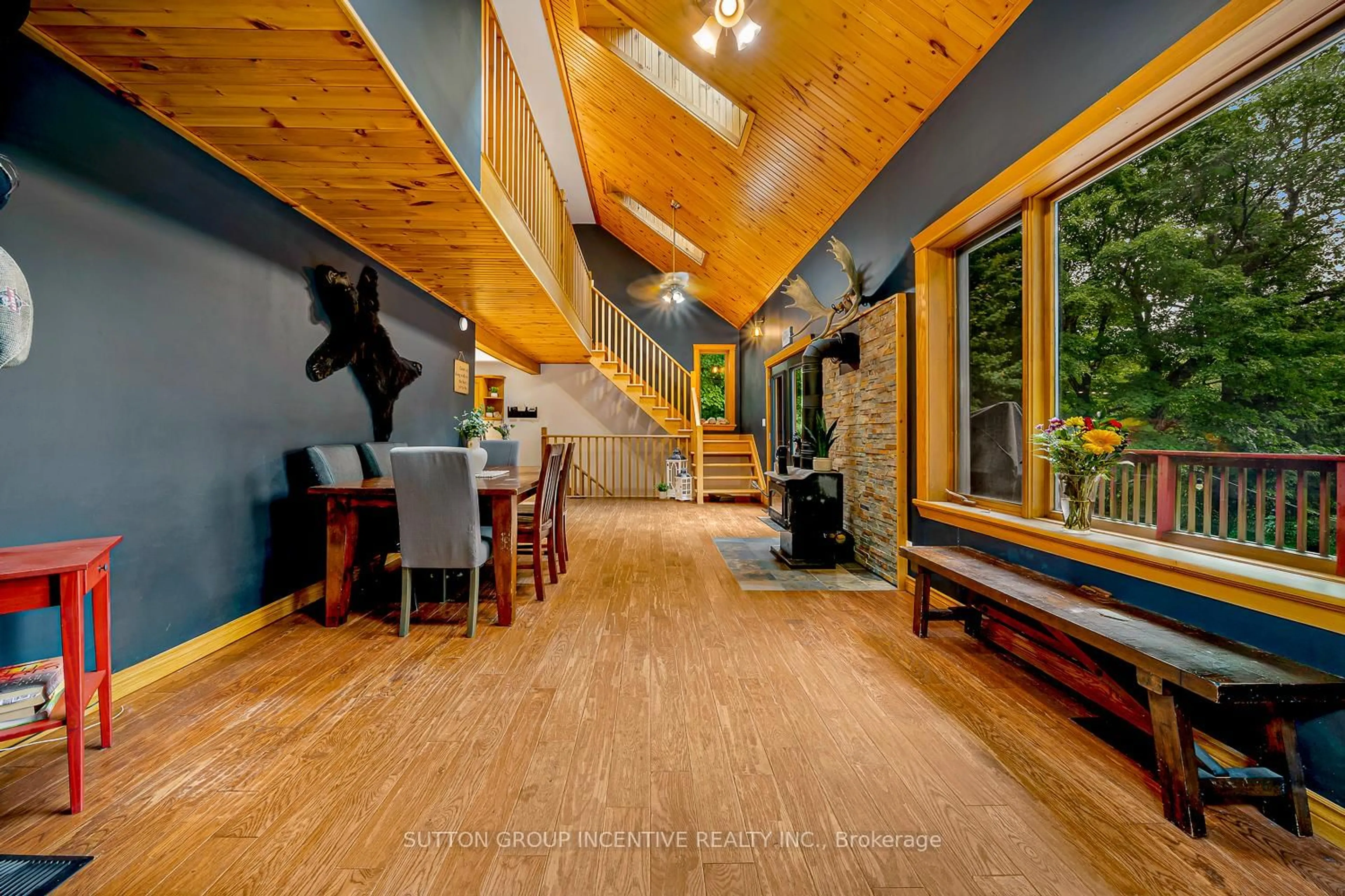 Indoor foyer for 806 CLEARWATER LAKE Rd, Huntsville Ontario P0B 1L0