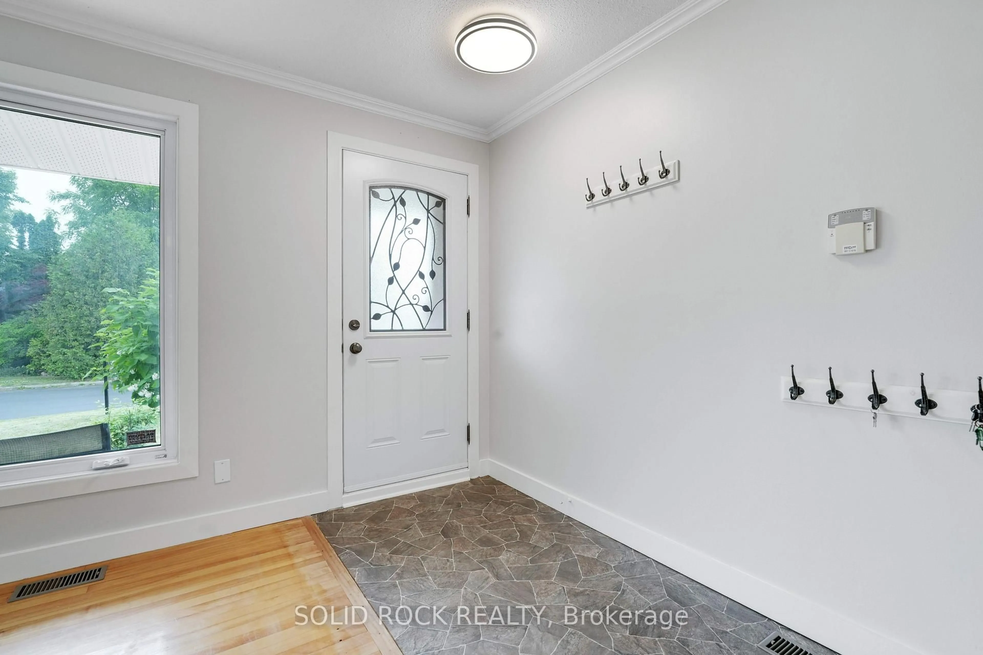 Indoor entryway for 1135 Maybank St, Ottawa Ontario K2C 2W7