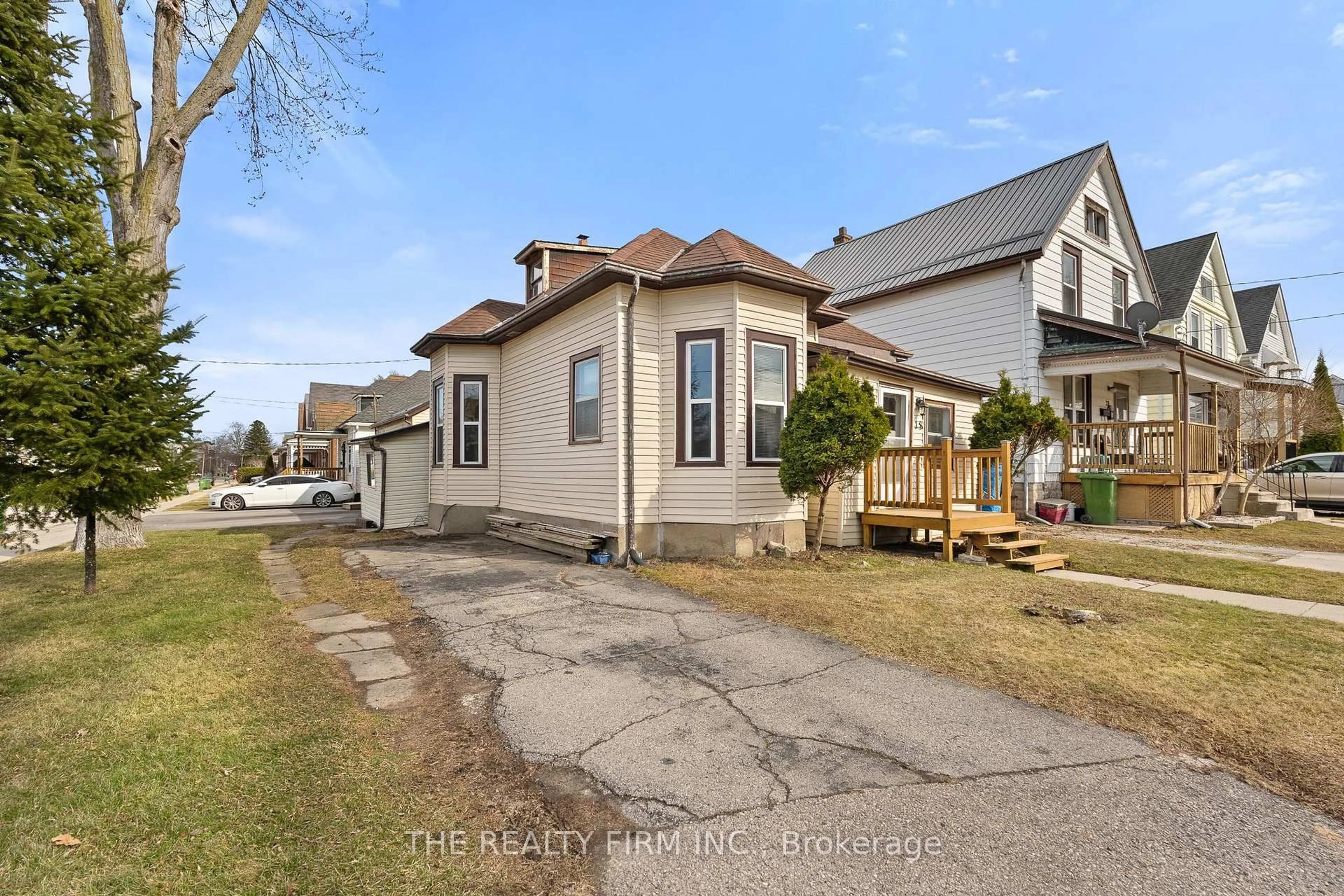 A pic from outside/outdoor area/front of a property/back of a property/a pic from drone, street for 18 FOURTH Ave, St. Thomas Ontario N5R 4H2