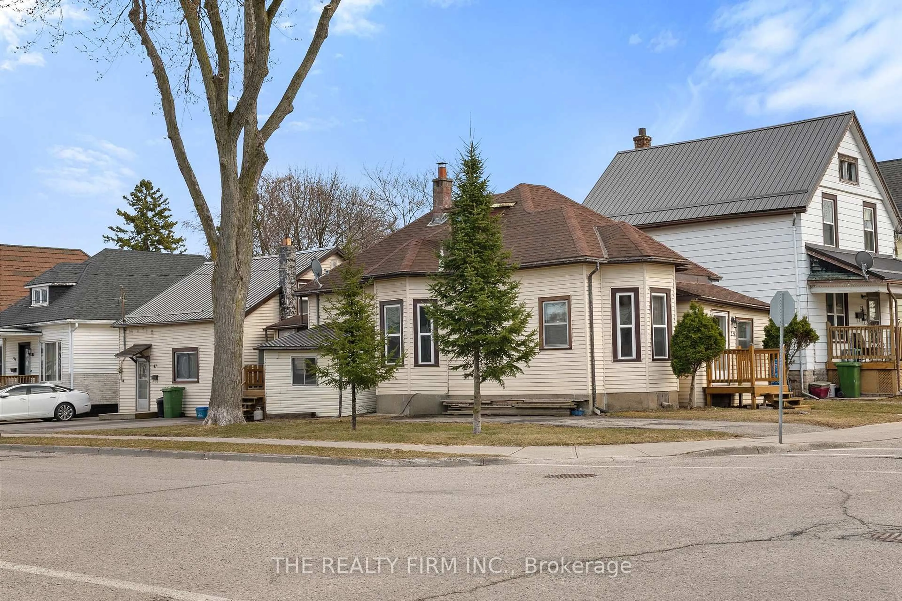 A pic from outside/outdoor area/front of a property/back of a property/a pic from drone, street for 18 FOURTH Ave, St. Thomas Ontario N5R 4H2