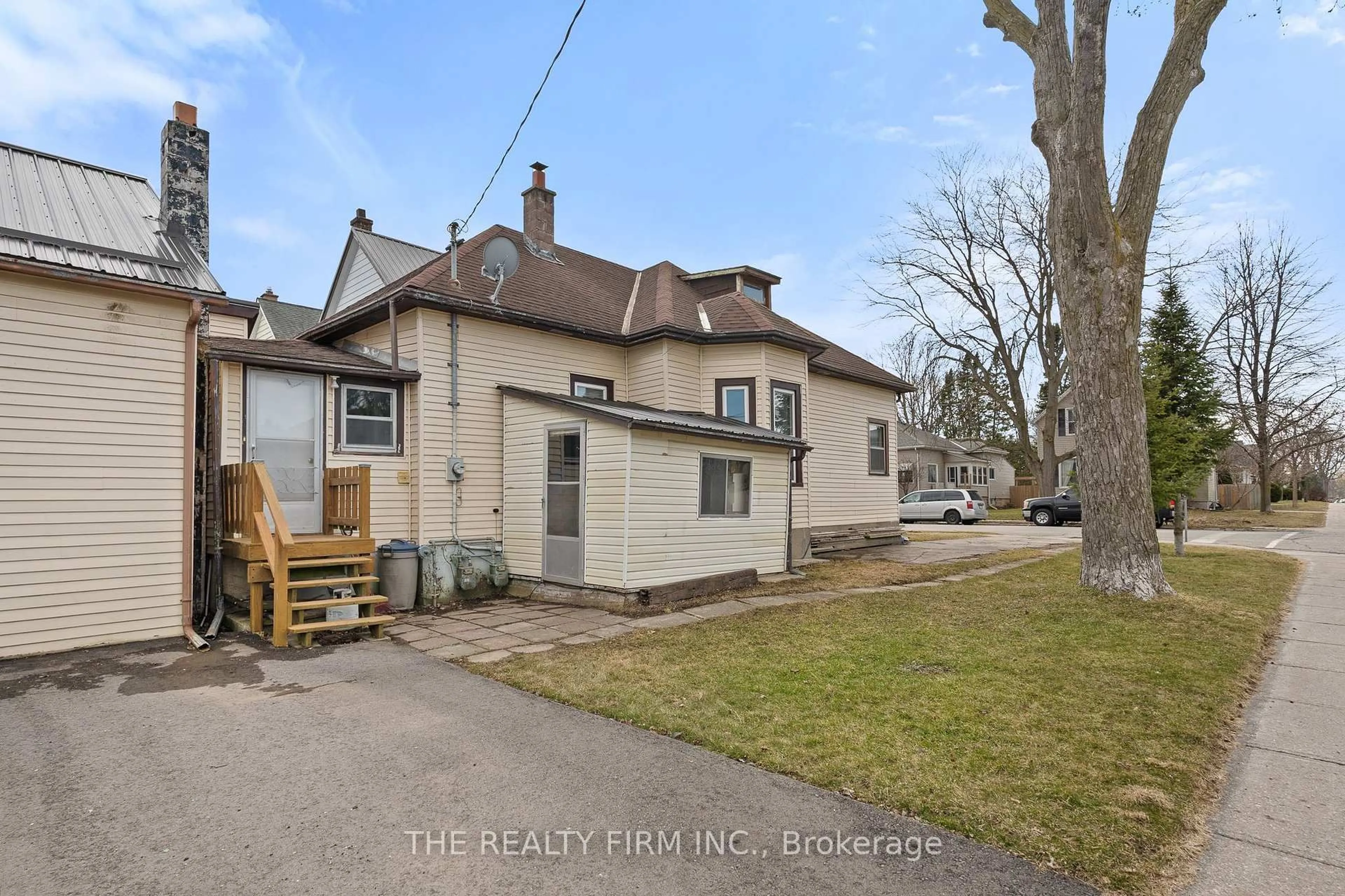 A pic from outside/outdoor area/front of a property/back of a property/a pic from drone, street for 18 FOURTH Ave, St. Thomas Ontario N5R 4H2