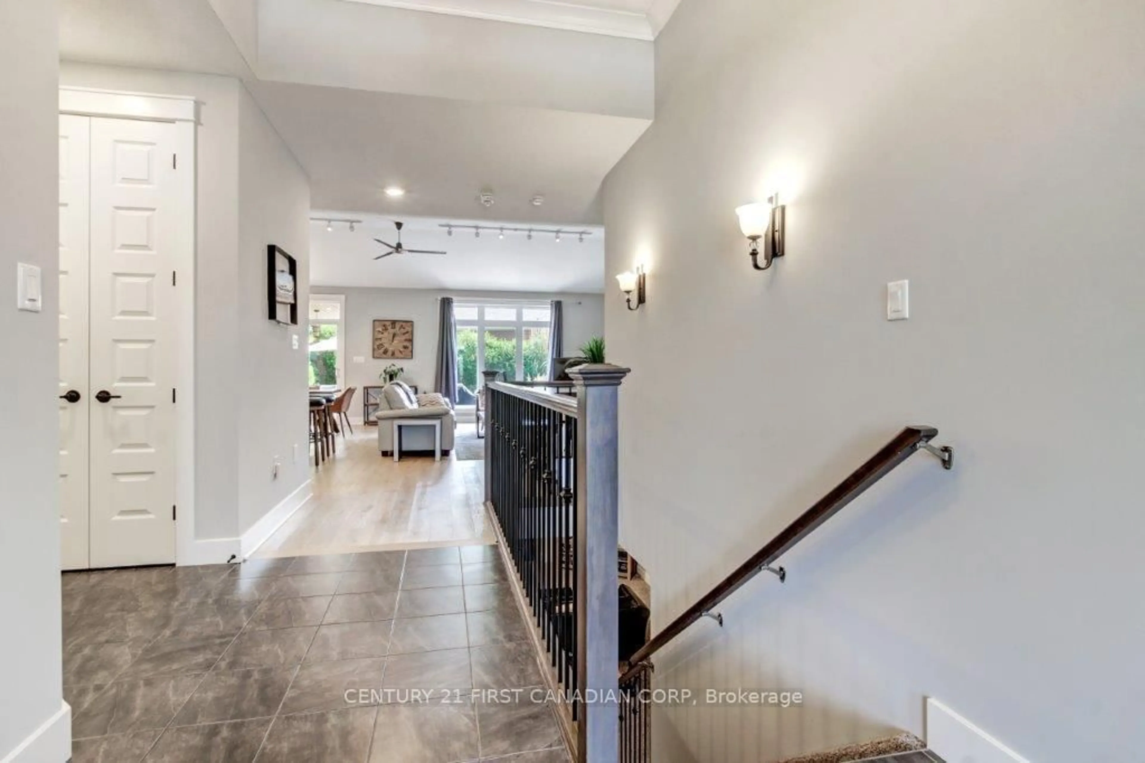 Indoor foyer for 19 St.Andrews Dr, St. Thomas Ontario N5R 0G4