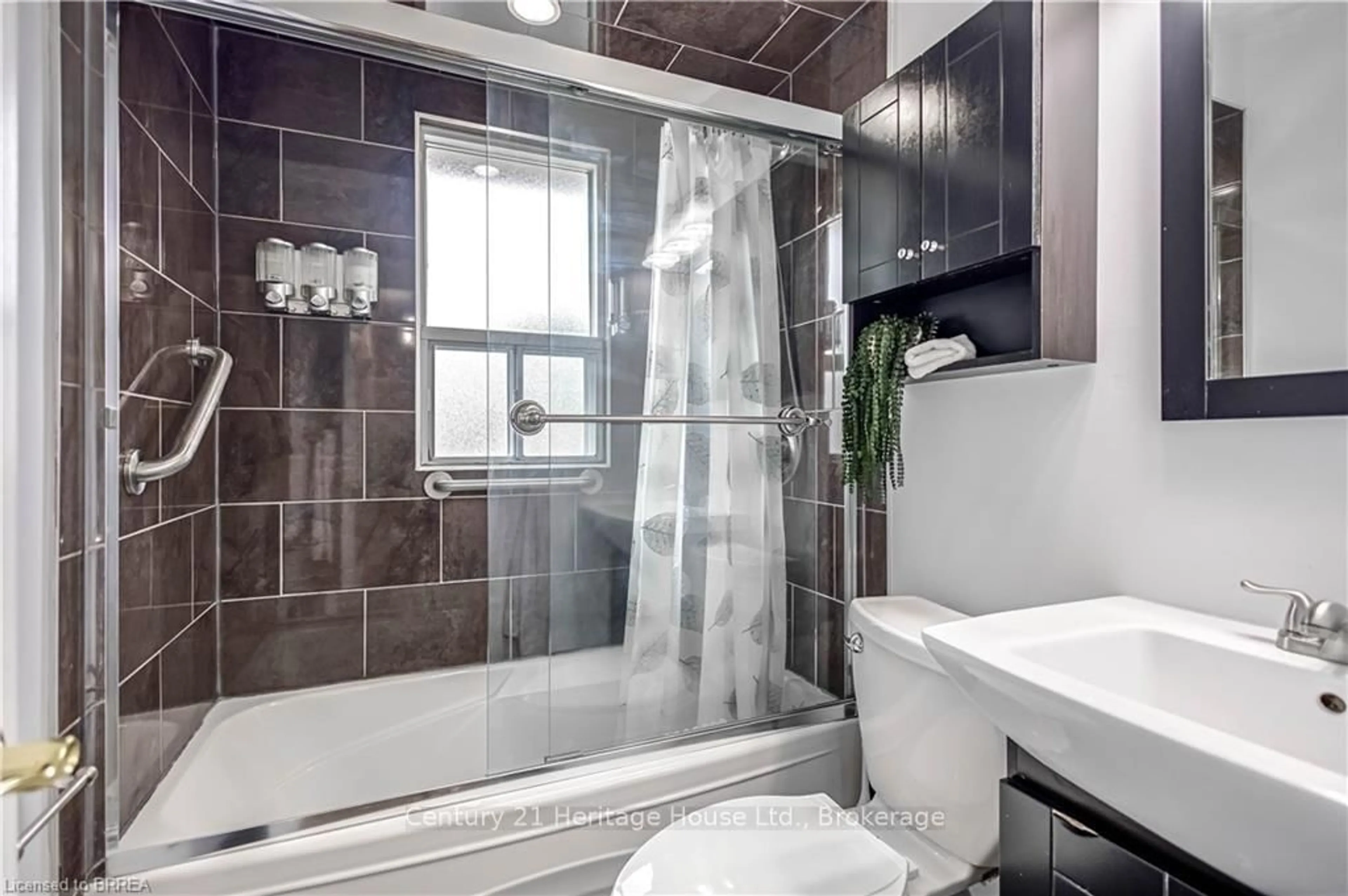 Contemporary bathroom, ceramic/tile floor for 366 East 18th St, Hamilton Ontario L9A 4P9