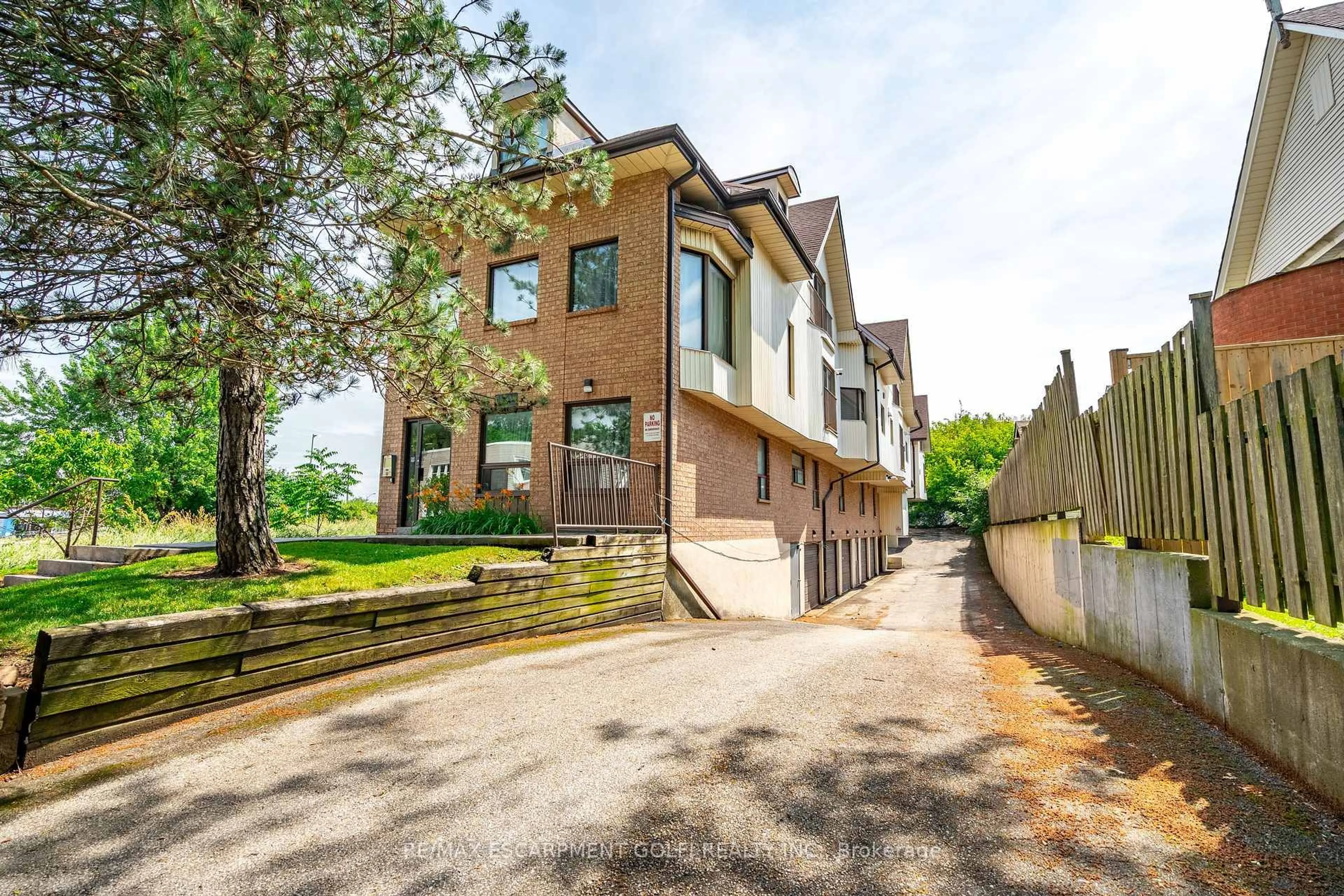 Home with brick exterior material, street for 4872 Valley Way #101, Niagara Falls Ontario L2E 1W3